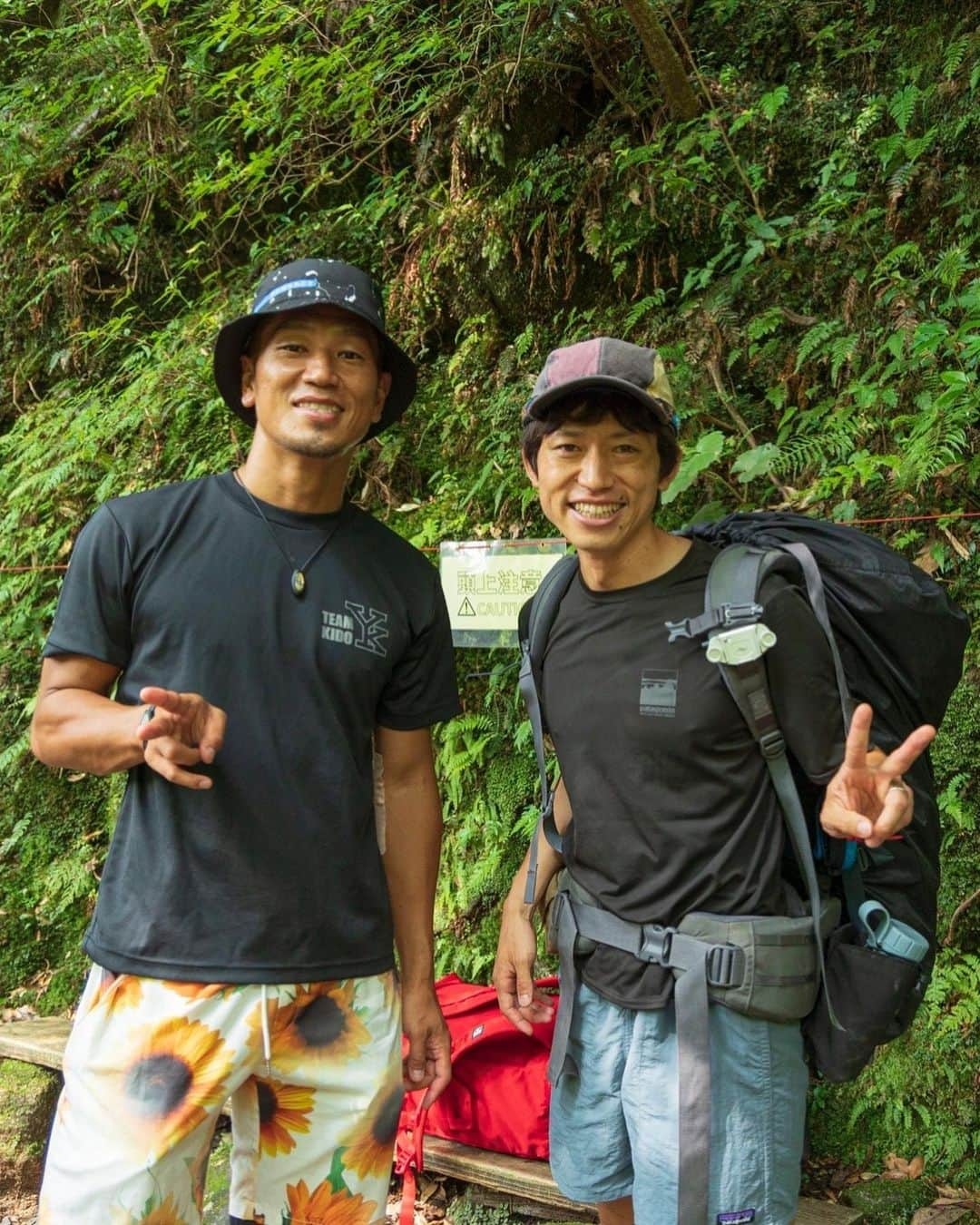 城戸康裕さんのインスタグラム写真 - (城戸康裕Instagram)「ハートロック⛰♥️⛰ ・ ・ 屋久島のウィルソン株ってとこだけど、 ・ ・ 嫁がずっとウィルキンソンって言ってた🍹笑 ・ ・ 娘を預けたところの保育士さんの旦那さんが、たまたまプロカメラマン兼トレッキングガイドで縄文杉トレッキングにいて、 ・ しかも元同じ団体のMAキックのプロキックボクサーだった😆❗️ ・ めっちゃ色々教えてくれて優しい方でした✨✨ ・ みなさん、屋久島に来た際はぜひこちらで頼んでみて💁‍♂️✨ @soramido_yakushima  #屋久島 #鹿児島 #縄文杉 #ウィルソン株 #ウィルキンソン 笑 @diviner_official  @zaapfamily」7月28日 20時44分 - yasuhiro.kido