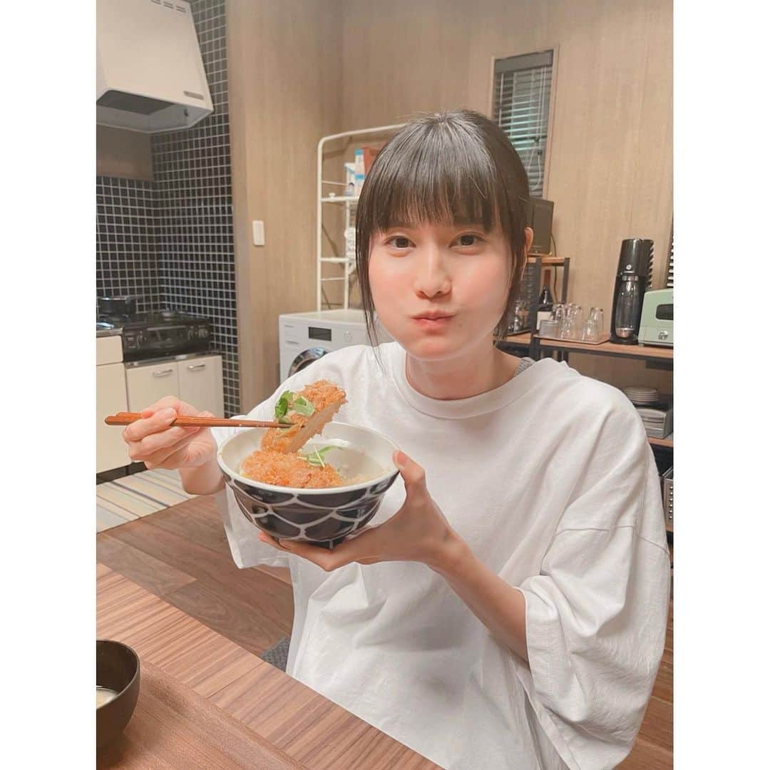 橋本愛さんのインスタグラム写真 - (橋本愛Instagram)「カットがかかってもカツ丼を食べ続けるトラコ。  いつもご飯が本当に美味しいんです😭💓謝謝  昨日は2話ご視聴いただきありがとうございました！ 熱血教師、この猛暑の中ウザ暑苦しくて申し訳ありませんでした。来週はクールダウンするのでお楽しみに😂  トラコさんは全編通してずーっと他人を演じているので、 福多とのシーンで素になるときすごくホッとします。 7話くらいでようやく素のトラコさんがたくさん見られるかも😀(勝手にネタバレ)  @torako_ntv  #家庭教師のトラコ」7月28日 21時00分 - ai__hashimoto