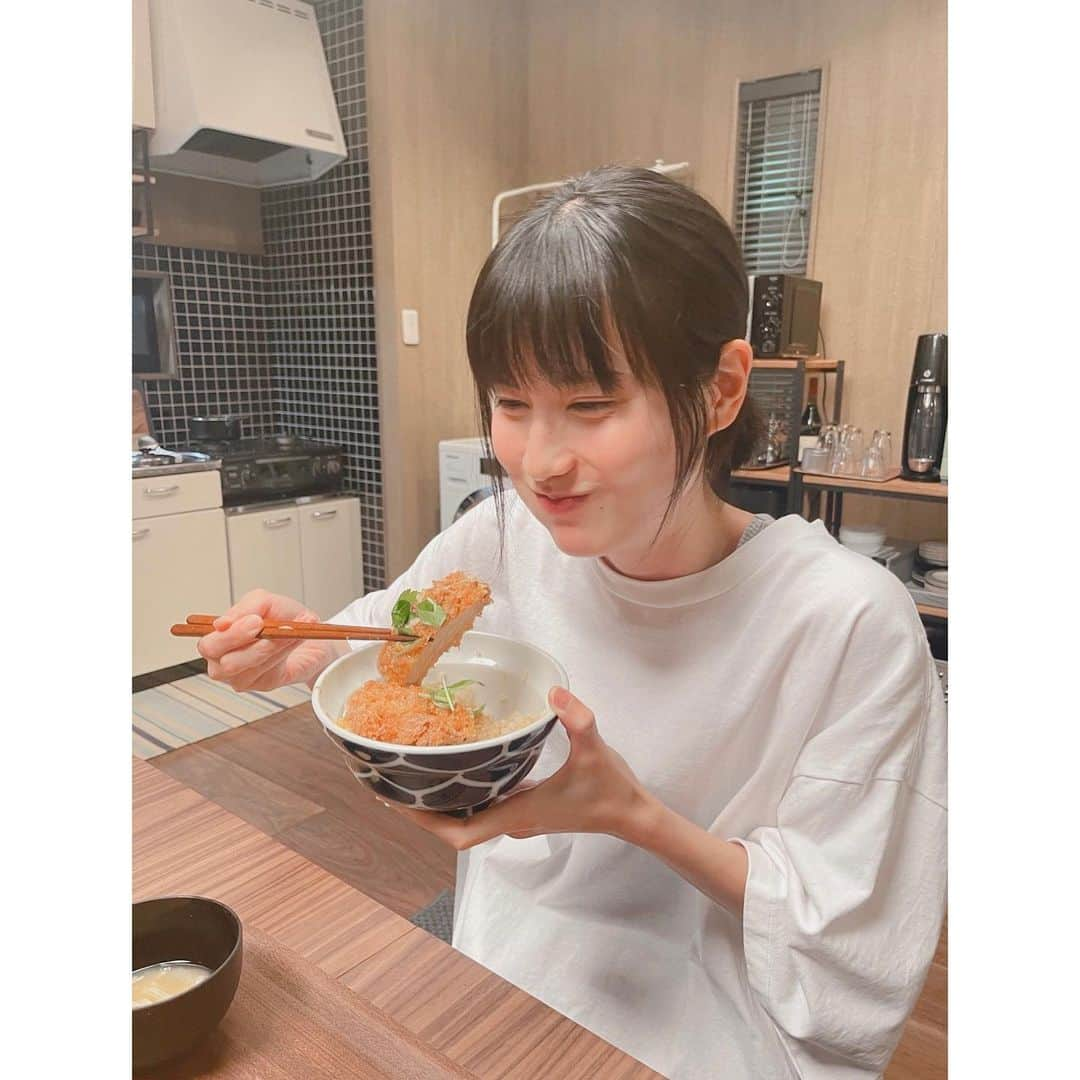 橋本愛さんのインスタグラム写真 - (橋本愛Instagram)「カットがかかってもカツ丼を食べ続けるトラコ。  いつもご飯が本当に美味しいんです😭💓謝謝  昨日は2話ご視聴いただきありがとうございました！ 熱血教師、この猛暑の中ウザ暑苦しくて申し訳ありませんでした。来週はクールダウンするのでお楽しみに😂  トラコさんは全編通してずーっと他人を演じているので、 福多とのシーンで素になるときすごくホッとします。 7話くらいでようやく素のトラコさんがたくさん見られるかも😀(勝手にネタバレ)  @torako_ntv  #家庭教師のトラコ」7月28日 21時00分 - ai__hashimoto