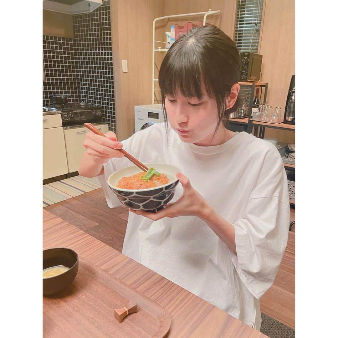 橋本愛さんのインスタグラム写真 - (橋本愛Instagram)「カットがかかってもカツ丼を食べ続けるトラコ。  いつもご飯が本当に美味しいんです😭💓謝謝  昨日は2話ご視聴いただきありがとうございました！ 熱血教師、この猛暑の中ウザ暑苦しくて申し訳ありませんでした。来週はクールダウンするのでお楽しみに😂  トラコさんは全編通してずーっと他人を演じているので、 福多とのシーンで素になるときすごくホッとします。 7話くらいでようやく素のトラコさんがたくさん見られるかも😀(勝手にネタバレ)  @torako_ntv  #家庭教師のトラコ」7月28日 21時00分 - ai__hashimoto