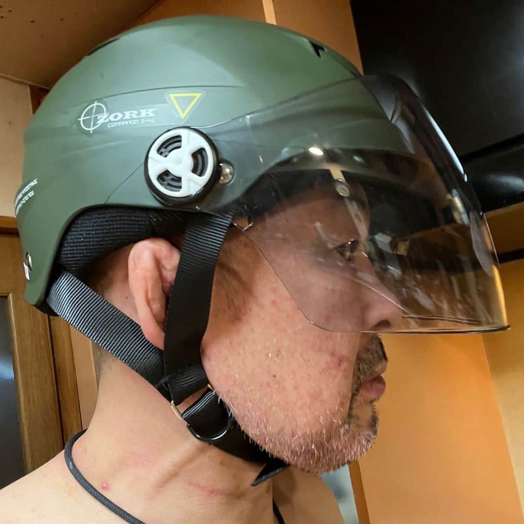saku39shopさんのインスタグラム写真 - (saku39shopInstagram)「. 【Helmet】 . 万が一雨が降った時用のヘルメットを買っちゃいました。 耳に引っかからないので快適です。 見た目がザクっぽい！ ジークジオン!! . #桜庭和志 #ヘルメット #ガンダム #ザク」7月28日 21時23分 - saku39ks