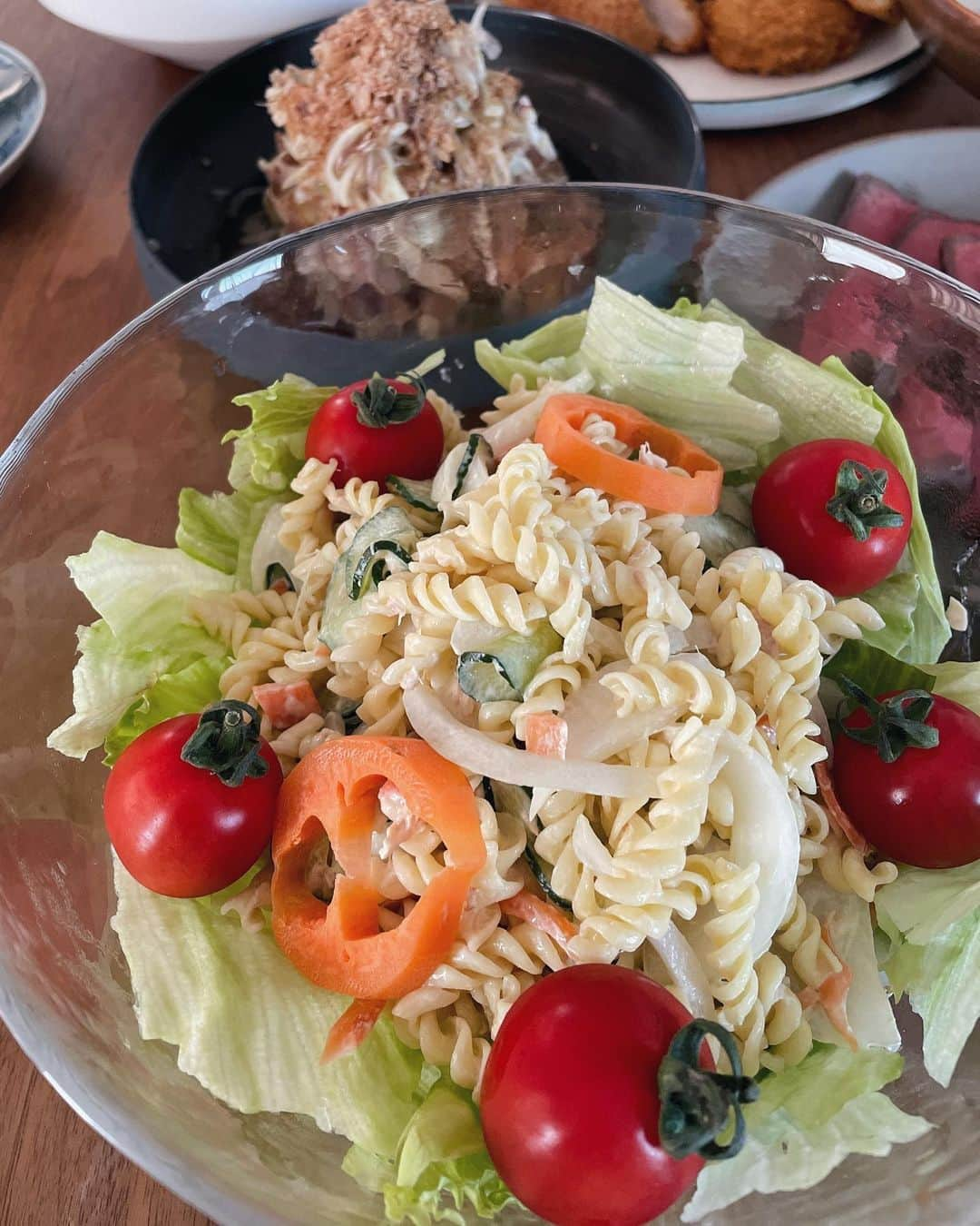 原田沙奈子さんのインスタグラム写真 - (原田沙奈子Instagram)「テーブルには2人が作ってくれた美味しいご飯がたくさん🥹  キッチンに並んでそれぞれの担当をこなしてる姿は頼もしかったな。 ささっとローストビーフ作ったり、サラダ作ったり、煮物まで。 ソースまで完璧でした🫶  にしても、 圧倒的なカレーの存在感よ。笑  口のいくらに関しては決してカレーとは混ぜず、顎部分と食べました。 いくら丼からのカレー。←斬新  おかげで忘れられない母の日になりました。 ありがと❤️らぶ  #おうちごはん#母の日」7月28日 21時57分 - sanakoharada