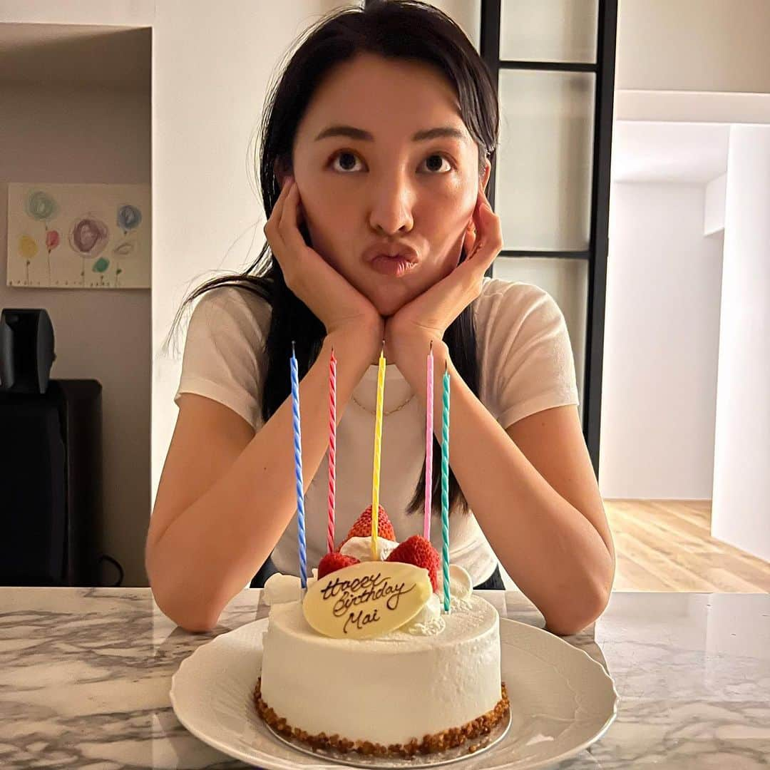 申真衣さんのインスタグラム写真 - (申真衣Instagram)「38歳になりました🎂 今年、実現したい目標があります✨秘密だけど😚  歳を重ねる毎に、自分の人生がしっくりきてるので 40歳へのカウントダウンにもワクワクしております💗  #728 #ナニワの日」7月28日 22時00分 - shinmai0728