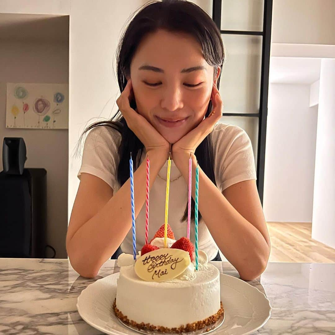 申真衣さんのインスタグラム写真 - (申真衣Instagram)「38歳になりました🎂 今年、実現したい目標があります✨秘密だけど😚  歳を重ねる毎に、自分の人生がしっくりきてるので 40歳へのカウントダウンにもワクワクしております💗  #728 #ナニワの日」7月28日 22時00分 - shinmai0728