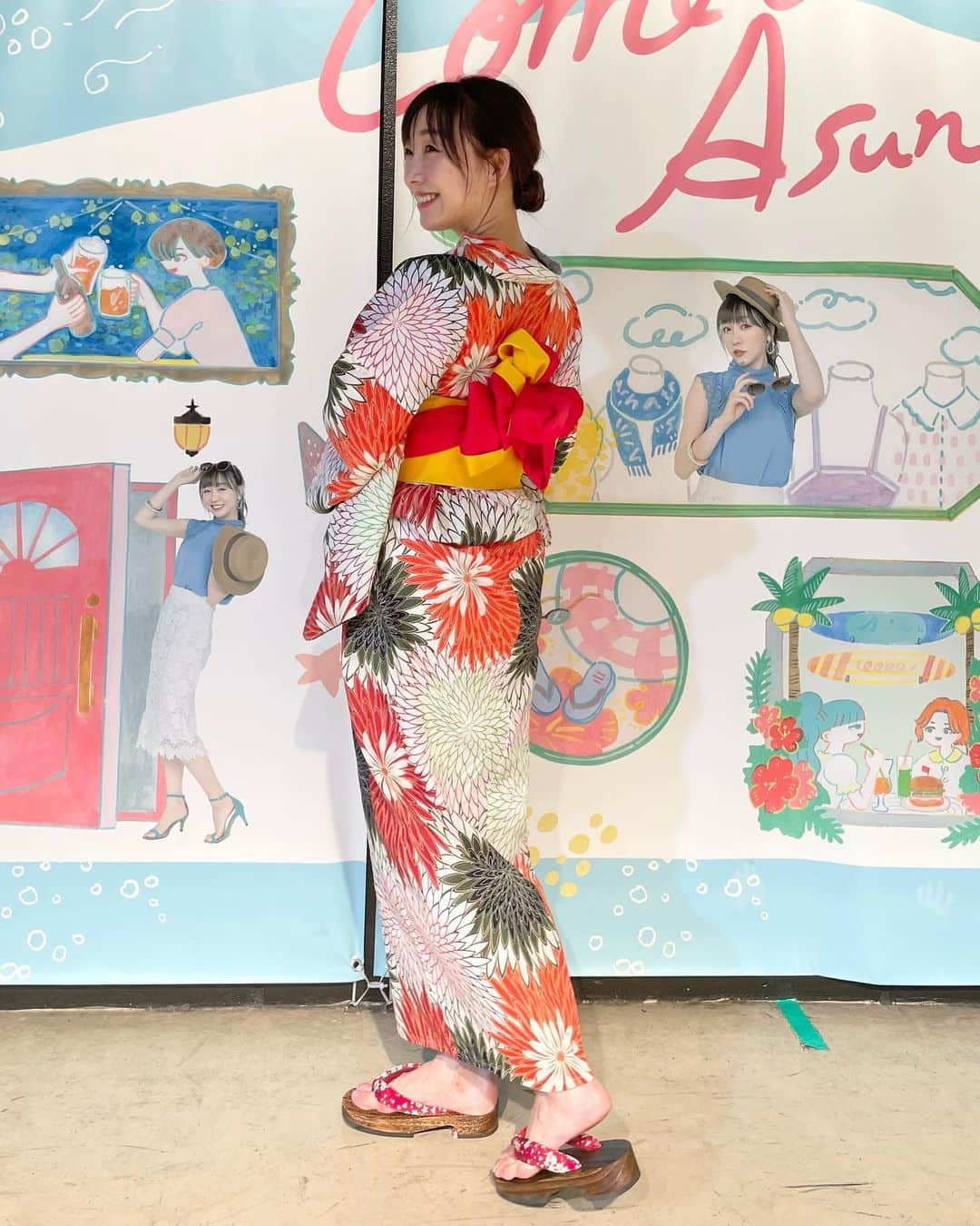 須田亜香里さんのインスタグラム写真 - (須田亜香里Instagram)「今年初浴衣なんだけど…どうかな？好き？☺️❤️  【須田亜香里×ASUNAL TREASURE】公開録音でジョイフル恵利 アスナル金山店様に浴衣を提供していただきました👘 柄も豊富で悩んじゃったけど、店員さんと一緒に選んだよ✨ 着付けもお願いして、帯結びもとっても素敵だった🌼  ちなみにFM AICHI  7月29日 & 8月5日(金)20:30〜 放送を聴くとリスナーさんに浴衣当たります🙊  @asunalkanayama  @joyful_eli  #今年初浴衣 #浴衣 #和装大好き #帯結びアレンジ  #フラダンス企画してたから #頭にプルメリア #気にしないで笑  #ジョイフル恵利 #アスナル金山 #ありがとうございました」7月28日 22時09分 - akarisuda