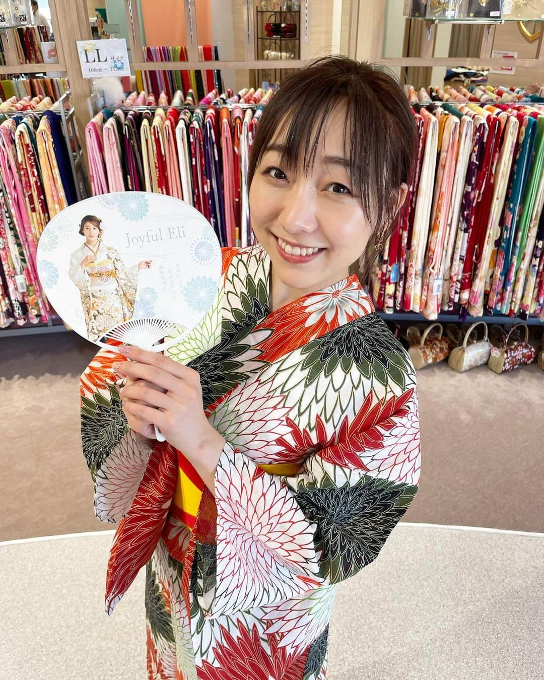 須田亜香里さんのインスタグラム写真 - (須田亜香里Instagram)「今年初浴衣なんだけど…どうかな？好き？☺️❤️  【須田亜香里×ASUNAL TREASURE】公開録音でジョイフル恵利 アスナル金山店様に浴衣を提供していただきました👘 柄も豊富で悩んじゃったけど、店員さんと一緒に選んだよ✨ 着付けもお願いして、帯結びもとっても素敵だった🌼  ちなみにFM AICHI  7月29日 & 8月5日(金)20:30〜 放送を聴くとリスナーさんに浴衣当たります🙊  @asunalkanayama  @joyful_eli  #今年初浴衣 #浴衣 #和装大好き #帯結びアレンジ  #フラダンス企画してたから #頭にプルメリア #気にしないで笑  #ジョイフル恵利 #アスナル金山 #ありがとうございました」7月28日 22時09分 - akarisuda