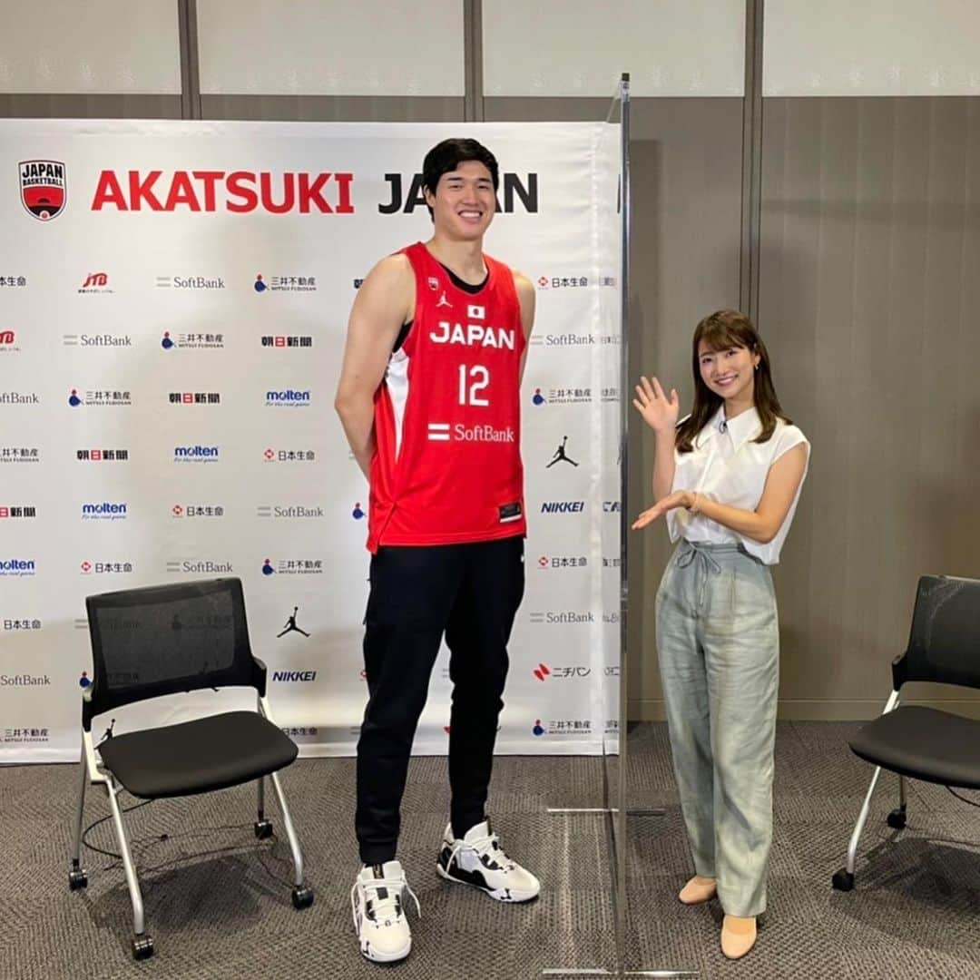 安藤萌々さんのインスタグラム写真 - (安藤萌々Instagram)「バスケットボール 渡邊雄太選手🏀  1年ぶりにお話を伺いました！  先日行われたアジアカップでも日本代表を引っ張っていた渡邊選手。 (いつも話しやすい雰囲気を作って下さり、インタビューも引っ張って下さいます☺️！)  若い選手も多かったアジアカップ。選手一人一人の意識が変化していき、短い時間でもチームとしての成長を感じたと仰っていて、 来年、日本開催のワールドカップへの期待が膨らみました。 詳しくは今夜の報ステスポーツでご覧ください！☺️ ・ さらに、高校野球の特集もお伝えする予定です⚾️  茨城、明秀日立高校野球部。異色の肩書きを持つマネージャーの想いに迫りました。   #バスケットボール #NBA  206センチ #渡邊雄太 選手  157センチ #安藤萌々」7月28日 22時21分 - momo_ando_ex