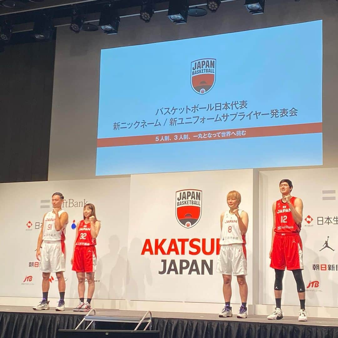 安藤萌々さんのインスタグラム写真 - (安藤萌々Instagram)「バスケットボール 渡邊雄太選手🏀  1年ぶりにお話を伺いました！  先日行われたアジアカップでも日本代表を引っ張っていた渡邊選手。 (いつも話しやすい雰囲気を作って下さり、インタビューも引っ張って下さいます☺️！)  若い選手も多かったアジアカップ。選手一人一人の意識が変化していき、短い時間でもチームとしての成長を感じたと仰っていて、 来年、日本開催のワールドカップへの期待が膨らみました。 詳しくは今夜の報ステスポーツでご覧ください！☺️ ・ さらに、高校野球の特集もお伝えする予定です⚾️  茨城、明秀日立高校野球部。異色の肩書きを持つマネージャーの想いに迫りました。   #バスケットボール #NBA  206センチ #渡邊雄太 選手  157センチ #安藤萌々」7月28日 22時21分 - momo_ando_ex