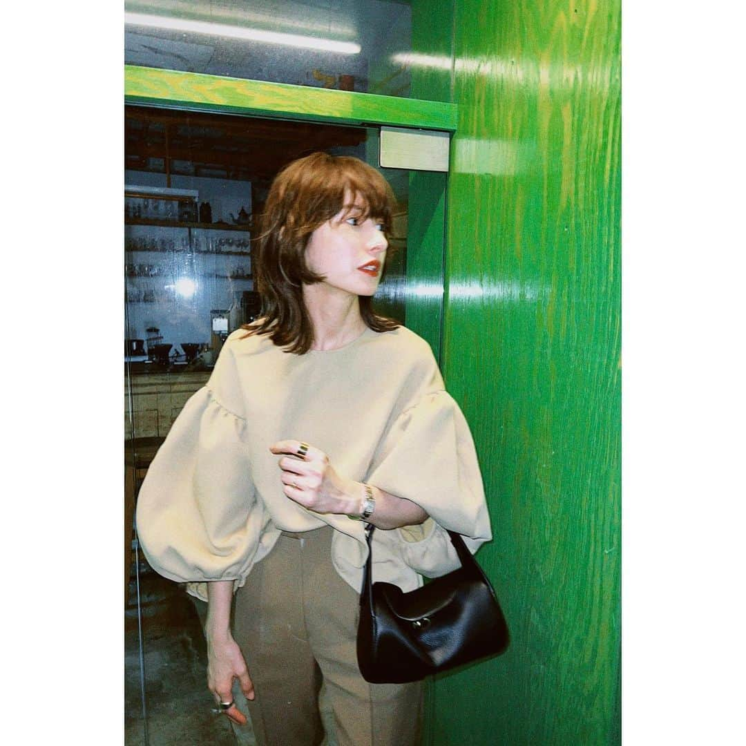 松本恵奈さんのインスタグラム写真 - (松本恵奈Instagram)「夜な夜なゆりなとコーデ写真を撮りあいっこしました。笑 この時間になると色んな物を飛ばしてくれるフラッシュが助かります。笑笑 パフTOPSは最近、かなりヘビロテしているお気に入りTOPS。 着た時のシルエット、めちゃくちゃ可愛いです⚪️ 袖のパフ部分に少し中綿入ってるところが私的にツボポイントです✨ #clane #新作 #もーすぐ発売 #私服」7月28日 23時53分 - ena1123