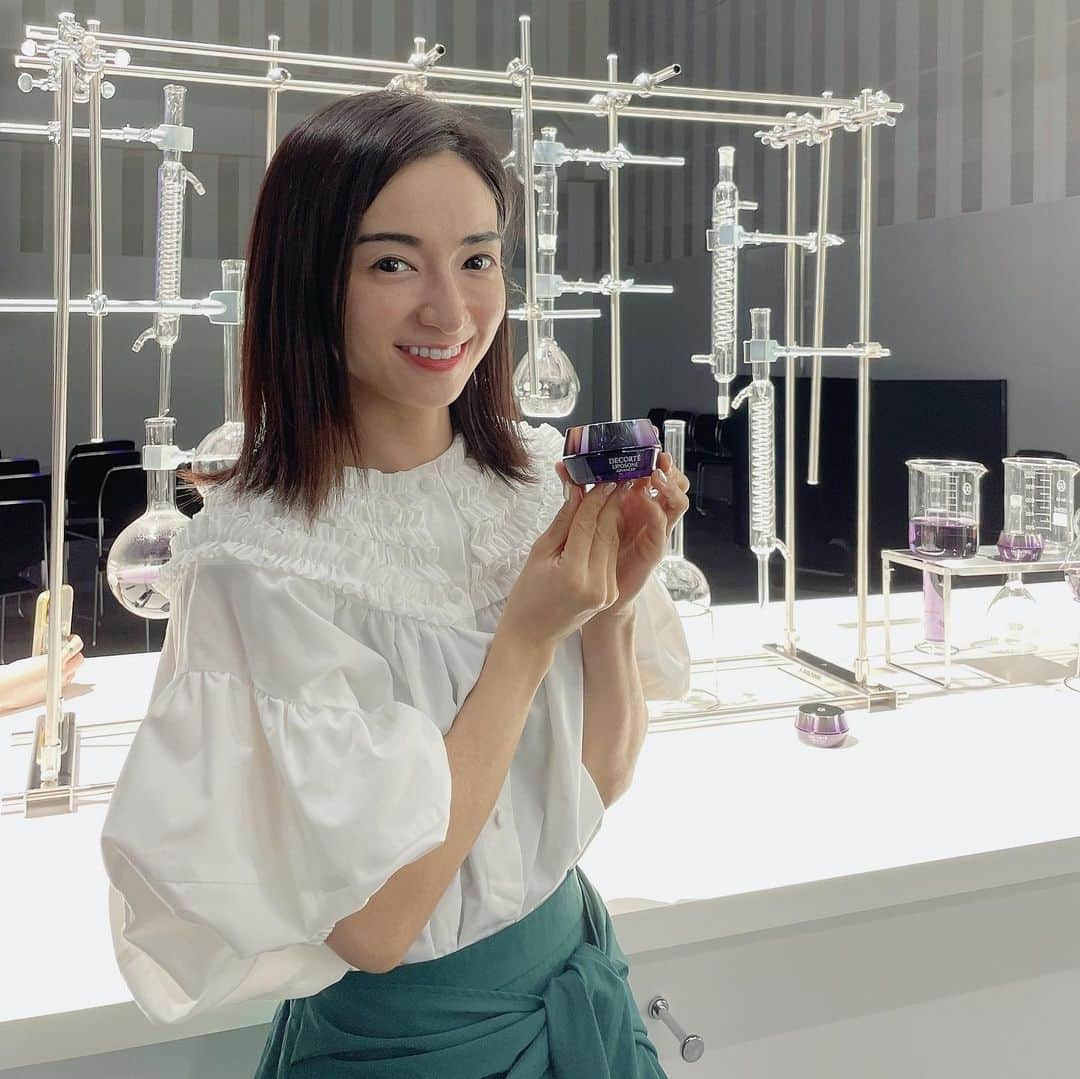 Mayuko Watanabe 渡辺真由子さんのインスタグラム写真 - (Mayuko Watanabe 渡辺真由子Instagram)「9月16日に発売されるコスメデコルテ【リポソーム アドバンスト リペアクリーム】の発表会に参加させて頂きました♡ 昨年ベスコスを総なめにしたリポソーム美容液。 そんなリポソームシリーズから「睡眠時間」に着目した夜用クリームが新登場します！ ナイト多重層バイオリポソームが約1兆個も配合されていて、寝ている間にエイジングケアができてしまう優れもの✨ 実際に手に取って使わせて頂きましたが、リポソーム配合のクリームは浸透力がよく肌にすっと馴染み、べたつきがなくてとても良いと思いました♬ 夜用と言っていますがもちろん朝使ってもこのサラッとしたクリームなら全然問題ないです！ 日本人は世界的に見ても睡眠時間が短いというニュースを目にしたことがありますが、これは睡眠不足でも＋3時間多く眠ったような肌になるとのこと😍✨✨ 育児と家事が忙しくて毎日時間がなくても、眠ってる間に美をアップデートしてくれる救世主になります🥰💕 まだ少し発売は先ですが、ぜひ使ってみてほしいおすすめクリームです(  ˊᵕˋ )♡ #物品提供#コスメデコルテ#リポソームアドバンストリペアクリーム#リポソームナイトクリーム#一夜で美肌へ #エイジングケア#decorte_pr#jclacc #コスメコンシェルジュ#PR」7月29日 1時22分 - watanabe_mayuko