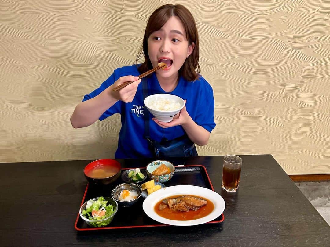 篠原梨菜さんのインスタグラム写真 - (篠原梨菜Instagram)「#朝5時の美味time きのうは千葉県・船橋市 船橋市地方卸売市場の中の 三代目田久保食堂さんへ！ およそ50年続く老舗で、午前2時からの営業です！ おすすめの銀ダラ煮付け定食を🐟 甘辛い味付けでふんわりと柔らかい食感😋進む箸、消えていくご飯！4杯お代わりした猛者もいたそう🍚 今日の早朝グルメもお楽しみに！ #早朝グルメ #thetime_tbs #銀ダラ煮付け定食  #銀ダラ #海鮮  #船橋市場  #三代目田久保食堂 #お米が美味しい  #tbs」7月29日 4時36分 - shinorinatbs