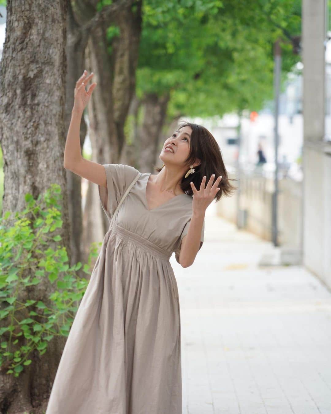 坂元美香さんのインスタグラム写真 - (坂元美香Instagram)「おはよー  ご機嫌に写真撮ってたら 木から毛虫が垂れ下がって来たー😵‍💫 という珍しい一連の流れが撮れました🫥  木からぶら下がる毛虫には十分にご注意ください🙇🏻‍♂️  ちなみにコーデは @mariha_official  @toffandloadstone  @r_handmade1223  最近白のラタンが無性にお気に入り。  #冷や汗かいた」7月29日 6時22分 - mika_saka