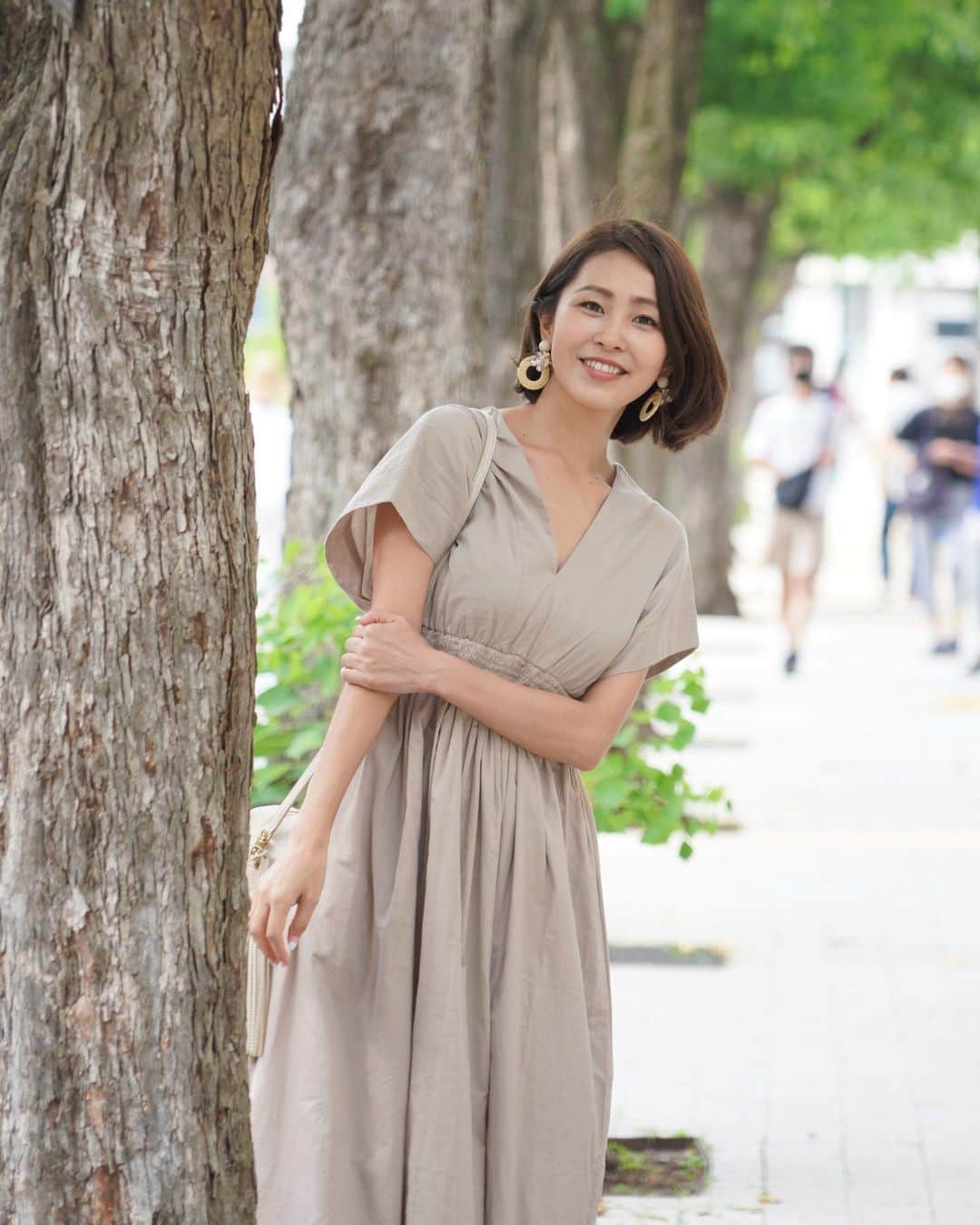 坂元美香さんのインスタグラム写真 - (坂元美香Instagram)「おはよー  ご機嫌に写真撮ってたら 木から毛虫が垂れ下がって来たー😵‍💫 という珍しい一連の流れが撮れました🫥  木からぶら下がる毛虫には十分にご注意ください🙇🏻‍♂️  ちなみにコーデは @mariha_official  @toffandloadstone  @r_handmade1223  最近白のラタンが無性にお気に入り。  #冷や汗かいた」7月29日 6時22分 - mika_saka