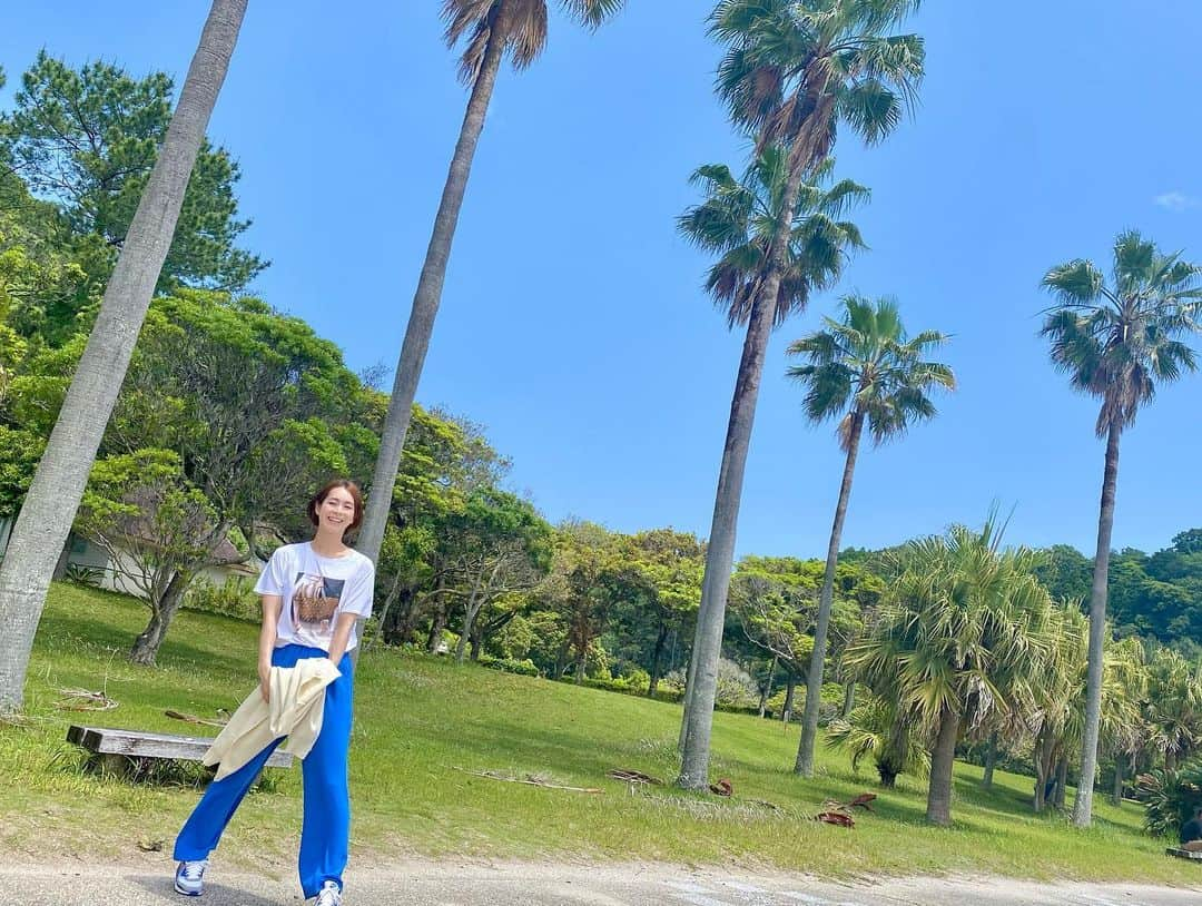 酒井瞳さんのインスタグラム写真 - (酒井瞳Instagram)「夏の空🌈  宮崎は快晴率１位の県だよ☀️✨  青空が良く出てるってことだね😊  今回の宮崎滞在中は本当に天気に恵まれて  お祭り・撮影・ロケで最高に日焼けしたぜ🤣☀️  よしっ✊今日から東京‼️  東京に帰っても夏のアイドル最大のイベント #TIF が待ってますなぁ〜😁✨  現役アイドルの素敵な魅力を発見してきますね😊❤️  その様子は #showroom で配信されますので来れない方は見てくださいねー😆‼️  #宮崎 #延岡 #下阿蘇ビーチ #宮崎観光 #延岡観光 #快晴 #☀️ #夏空」7月29日 7時07分 - s.sakaihitomi