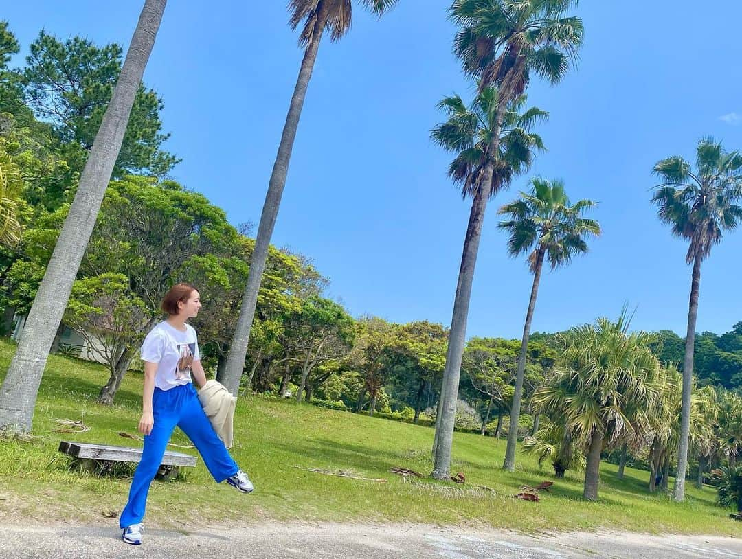 酒井瞳さんのインスタグラム写真 - (酒井瞳Instagram)「夏の空🌈  宮崎は快晴率１位の県だよ☀️✨  青空が良く出てるってことだね😊  今回の宮崎滞在中は本当に天気に恵まれて  お祭り・撮影・ロケで最高に日焼けしたぜ🤣☀️  よしっ✊今日から東京‼️  東京に帰っても夏のアイドル最大のイベント #TIF が待ってますなぁ〜😁✨  現役アイドルの素敵な魅力を発見してきますね😊❤️  その様子は #showroom で配信されますので来れない方は見てくださいねー😆‼️  #宮崎 #延岡 #下阿蘇ビーチ #宮崎観光 #延岡観光 #快晴 #☀️ #夏空」7月29日 7時07分 - s.sakaihitomi