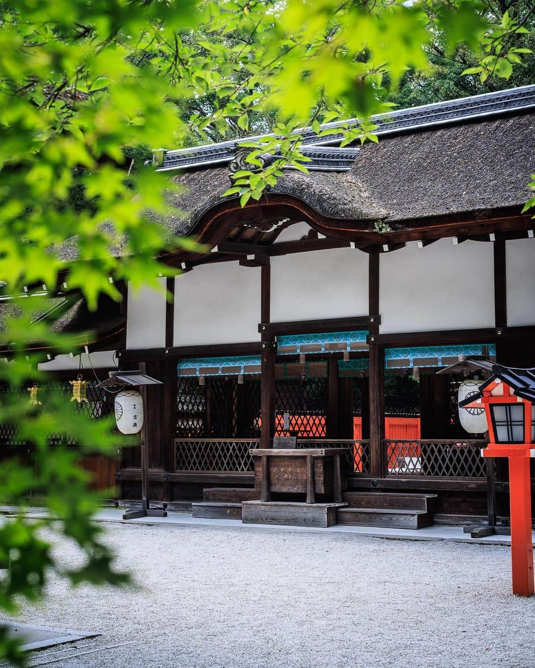 SHOCK EYEさんのインスタグラム写真 - (SHOCK EYEInstagram)「世界遺産の構成資産の一つ、京都にある下鴨神社の摂社として古くより祀られ、女性守護としての信仰を集める河合神社⛩  まさに女性の味方のこの神社さんはこの鏡絵馬で有名✨  是非、絵馬にあらかじめ描かれた顔を自分の顔に見立てて、美しい女性になれるよう願いを込め、お化粧しよう。  絵馬を描くためのお化粧室も用意されていたよ＾＾  皆さんが身も心も美人さんになれますように🙏✨  #河合神社 #河合神社で美人祈願 #下鴨神社 #世界遺産 #京都 #kyoto #worldheritage #kawaishrine #shrine #japantravel #japantrip #canon #canonR5 #beautifuldestinations #discoverjapan #discoverearth #voyaged #awesome_photographers #IamATraveler #wonderful_places #japanphoto #japanphotography #japan_of_insta #livingonearth #theglobewanderer」7月29日 9時58分 - shockeye_official