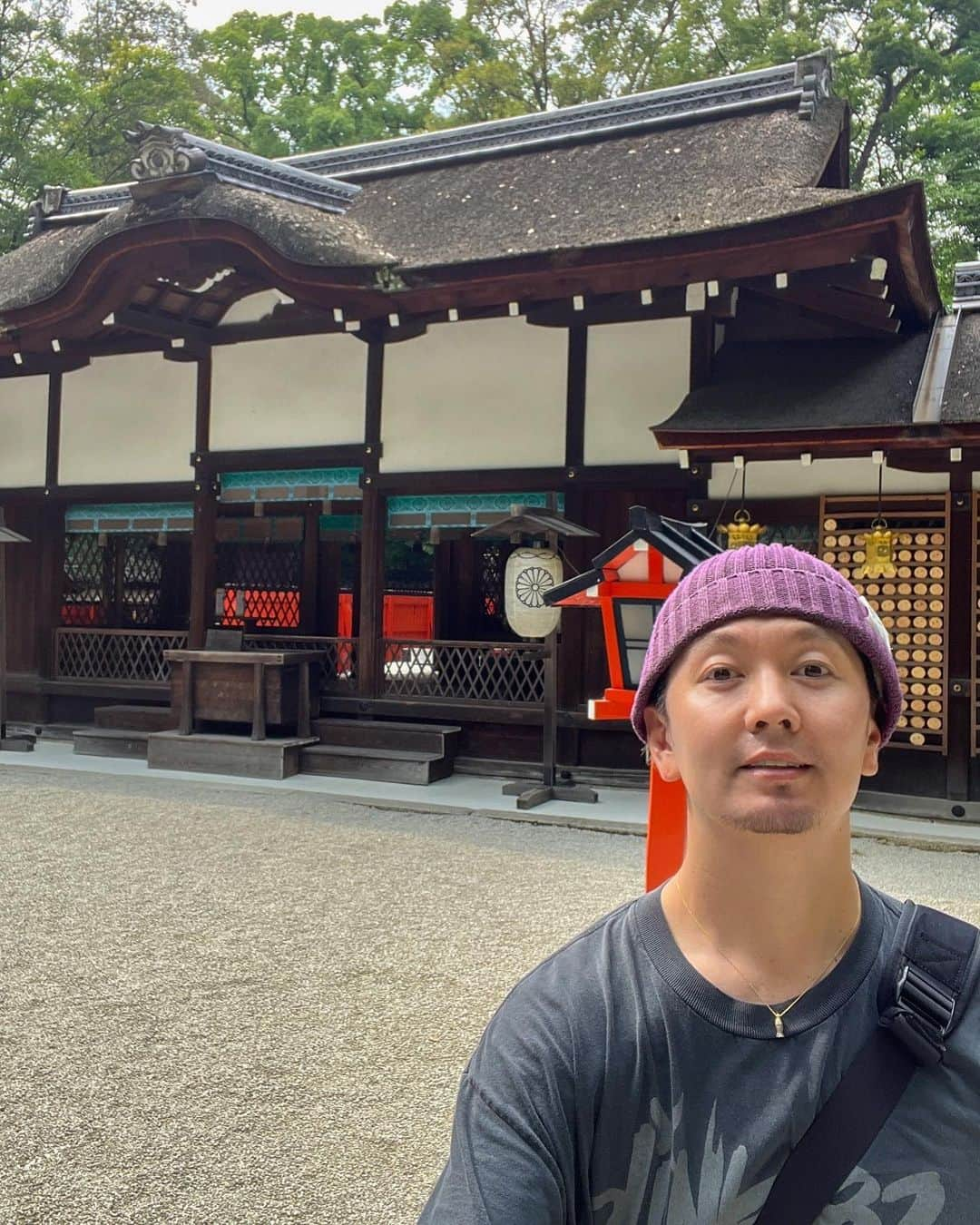 SHOCK EYEさんのインスタグラム写真 - (SHOCK EYEInstagram)「世界遺産の構成資産の一つ、京都にある下鴨神社の摂社として古くより祀られ、女性守護としての信仰を集める河合神社⛩  まさに女性の味方のこの神社さんはこの鏡絵馬で有名✨  是非、絵馬にあらかじめ描かれた顔を自分の顔に見立てて、美しい女性になれるよう願いを込め、お化粧しよう。  絵馬を描くためのお化粧室も用意されていたよ＾＾  皆さんが身も心も美人さんになれますように🙏✨  #河合神社 #河合神社で美人祈願 #下鴨神社 #世界遺産 #京都 #kyoto #worldheritage #kawaishrine #shrine #japantravel #japantrip #canon #canonR5 #beautifuldestinations #discoverjapan #discoverearth #voyaged #awesome_photographers #IamATraveler #wonderful_places #japanphoto #japanphotography #japan_of_insta #livingonearth #theglobewanderer」7月29日 9時58分 - shockeye_official