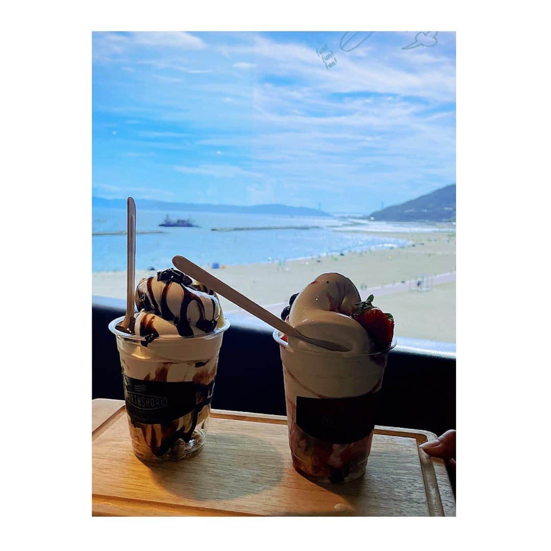 望月理恵さんのインスタグラム写真 - (望月理恵Instagram)「久しぶりの須磨海岸！  ずっと海の近くに住んでいましたが、 海に行くことは好きでは ありませんでした。 メラニン色素が多く すぐ日焼けするし、 すぐに何か踏んだり、岩場で 足の裏を怪我するし、 水着になるのは恥ずかしいし、 家に砂を持ち込んでしまうし、、 疲れやすいし、、  と大した理由じゃないんですが😂好んでは行かない場所でした。 もっと堪能すればよかったと 少し後悔しています。  久しぶりの須磨海岸は昔よりオシャレになってました。 海っていいな〜 サーフィンもしてみたかったな〜 としみじみ思ってます。  １枚目の写真の裏側が５枚目に。 40年来の友達。 いつまでも大爆笑できる不思議。 私が忘れたい出来事も よく覚えてるんですよ〜。 帰郷にかかせない人  #須磨海岸 #昔はギラギラした場所でしたが 今はどうなんでしょうか #須磨にノースショアがありました😂 #海#今は行きたくなる場所 #関西のほうが生きやすいのではと 思う今日この頃」7月29日 10時19分 - mochiee28