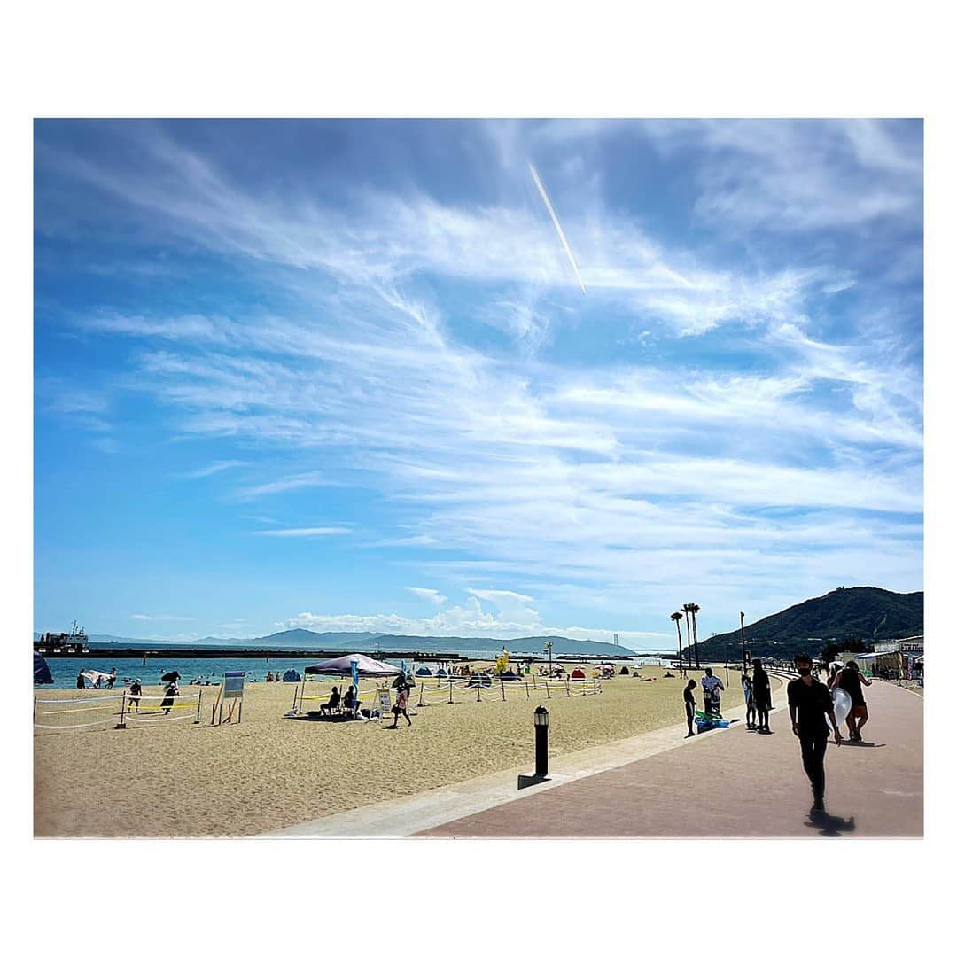 望月理恵さんのインスタグラム写真 - (望月理恵Instagram)「久しぶりの須磨海岸！  ずっと海の近くに住んでいましたが、 海に行くことは好きでは ありませんでした。 メラニン色素が多く すぐ日焼けするし、 すぐに何か踏んだり、岩場で 足の裏を怪我するし、 水着になるのは恥ずかしいし、 家に砂を持ち込んでしまうし、、 疲れやすいし、、  と大した理由じゃないんですが😂好んでは行かない場所でした。 もっと堪能すればよかったと 少し後悔しています。  久しぶりの須磨海岸は昔よりオシャレになってました。 海っていいな〜 サーフィンもしてみたかったな〜 としみじみ思ってます。  １枚目の写真の裏側が５枚目に。 40年来の友達。 いつまでも大爆笑できる不思議。 私が忘れたい出来事も よく覚えてるんですよ〜。 帰郷にかかせない人  #須磨海岸 #昔はギラギラした場所でしたが 今はどうなんでしょうか #須磨にノースショアがありました😂 #海#今は行きたくなる場所 #関西のほうが生きやすいのではと 思う今日この頃」7月29日 10時19分 - mochiee28