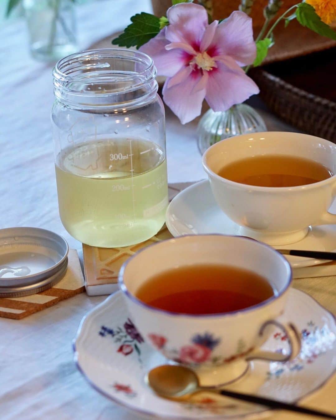 amiさんのインスタグラム写真 - (amiInstagram)「Favorite tea  Mug&Potフレーバーティー☕️  フレーバーのラインナップは5種類✨  イチゴ東方美人茶🍓 白桃ウーロン茶🍑　 白葡萄ジャスミン茶🍇 パッションフルーツ四季春茶🌴 ライチジャスミン茶🌼  ． どれもとてもパッケージが可愛くて 味もさっぱりとして美味しいのですが 特に好きなのが、イチゴ東方美人茶🍓と 白葡萄ジャスミン茶🍇とパッションフルーツ 四季春茶🌴の3種類です✨  1日の始まりに飲むと気分が 良くなって頑張れます✨ フルーツの香りがたまらない🥰  ． とっても飲みやすくて おすすめです✨  8/1(月)から発売されますよ✨  @mugandpot_tea @tokyoteatrading  ． #PR#mugandpot#フレーバーティー#アジアンティー#tokyoteatrading」7月29日 11時18分 - amikuma1219