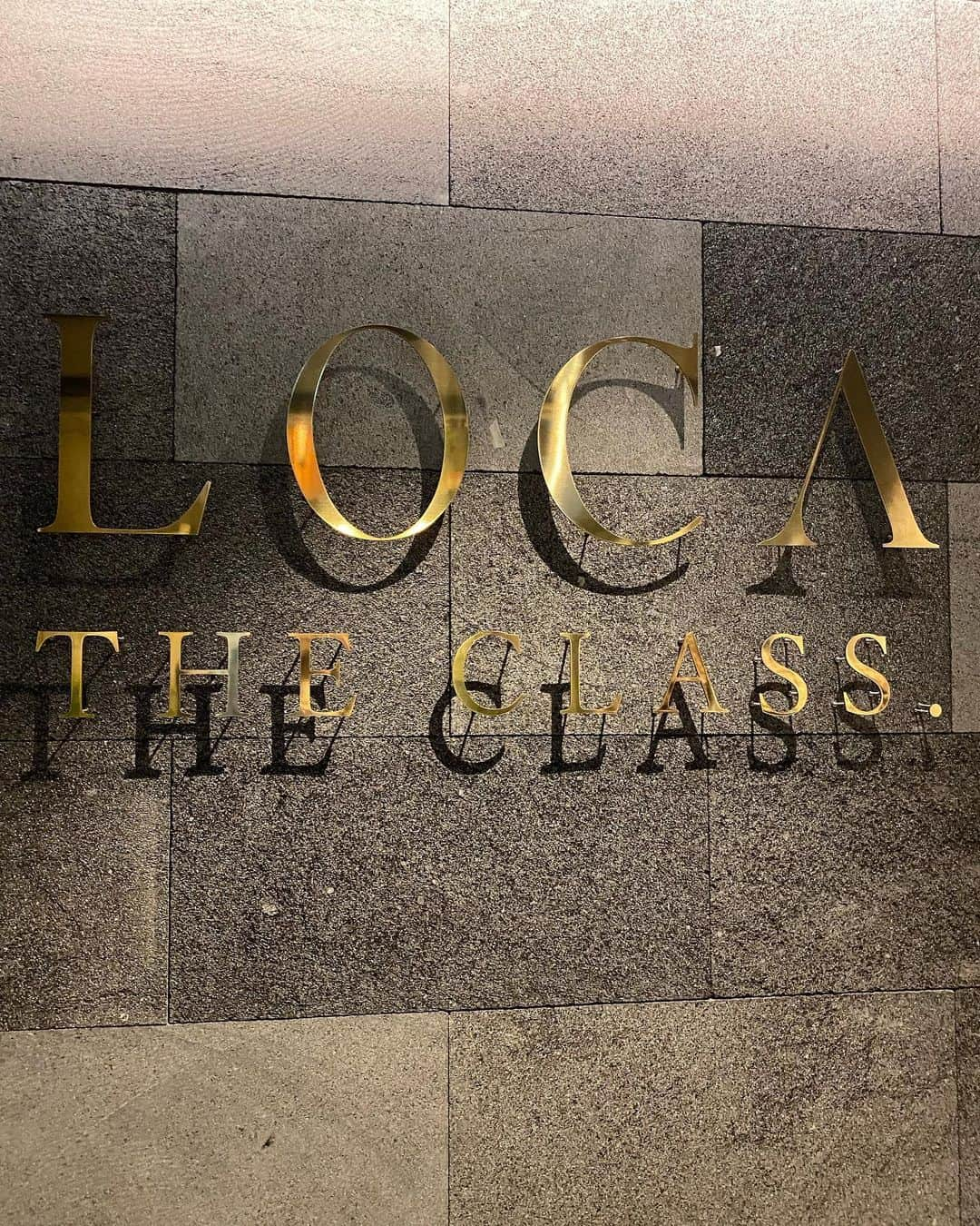 波多野結衣さんのインスタグラム写真 - (波多野結衣Instagram)「LOCA THE CLASS.(@the.class_sauna )さんへ行って来ました🧖‍♀  完全個室会員制のサウナです✨  室内は広くて、今回私達は4人までいけるお部屋に行ったのですが設備も整っていました！🥺 ドライヤーも4台分あり、プロラボさんの商品も置いてあり、自分達でオロポも作れました🙆🏻‍♀️💓  サウナ室も広めで、アロマ水ありのセルフロウリュもできれば、ボタン押して手動の(？)オートロウリュもあり、オートロウリュ中上に設置された扇風機もまわるので同時に熱波もきます！🥺✨ 室内は湿度高めで◎🙆🏻‍♀️ あと、サウナ室にもテレビありました☺  水風呂は2個設置されていて広々🥰 シャワー室も2個くらいありました！！  外気浴スペースは室内に4人分寝れるとこが設置してあり、外でもちゃんと外気浴できます☺🌈  皆で短時間で整えるので最高な空間でした！☺✨ . . #サウナ #サウナ女子 #サ活  #完全個室会員制サウナ #プライベートサウナ  #湿度高め #外気浴 #theclass  #元麻布 #プロラボ  #ととのう #ととのいました  #オロポ #セルフロウリュ #オートロウリュ #熱波  #波多野結衣 #波多野结衣」7月29日 11時37分 - hatachan524