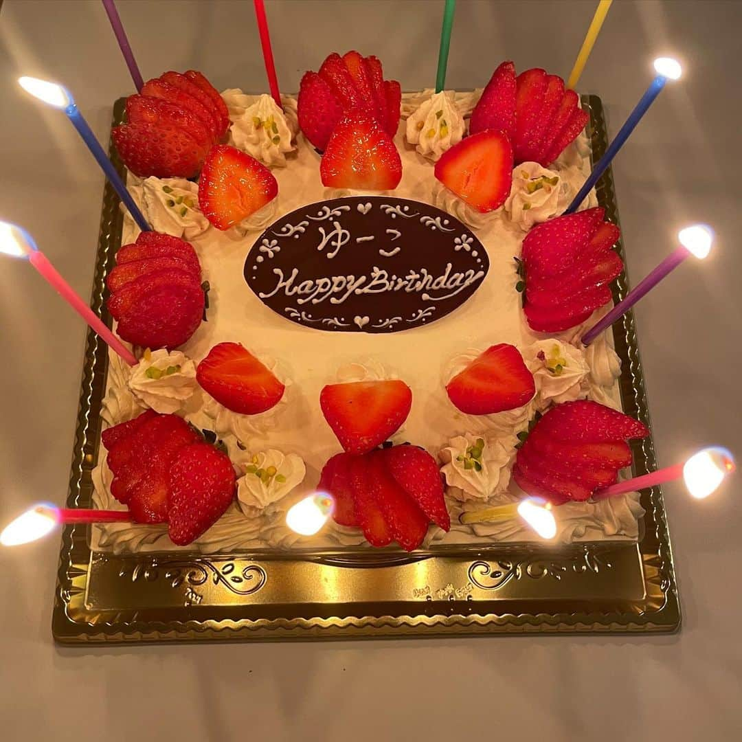 長谷川理恵さんのインスタグラム写真 - (長谷川理恵Instagram)「親友のお誕生日をお祝いさせていただきました🥂✨✨✨ ３年ぶりの葉山花火大会もあり 華やかな愛溢れる時を過ごしました この方がいてくれたら お婆さんになっても笑っていられそうな気がします わたしはご縁に恵まれています 感謝しかないです🕊 　　　　　ハッピーバースデー 　　　　　　　ゆーこ❤️ #お師匠のケーキ #vegan #甘い物が苦手な親友にピッタリ」7月29日 11時43分 - rie_hasegawa