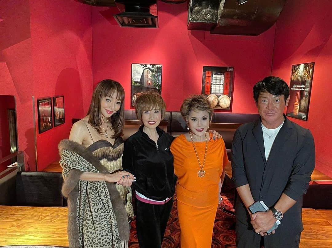 デヴィ・スカルノさんのインスタグラム写真 - (デヴィ・スカルノInstagram)「古くからの友人、小柳ルミ子さんの Birthday Live ♡  セルリアンタワー 東急ホテル 2階の Jz Brat にて ありました。  会場前には 多くの 芸能人からの お祝いの スタンド花が ズラッと 並んで、 華やかに お客様を 迎えていました   デビューから 50年以上 第一線で ご活躍され、 70年代を代表する、宝塚出身の 女優であり、 歌手の ルミ子さん。  素晴らしい声量と 裏声と地声の  ミックスボイスを 持った ルミ子さんの 歌声は 相変わらず ご顕在 ！  ルミ子ファンで いっぱいの 会場は  感情を込めて 熱唱する ルミ子さんに 拍手喝采でした。  左より、神田うのさん、小柳ルミ子さん、私、 株式会社 プラチナムプロダクション　取締役会長　瀧澤 勉氏  女優　黒木瞳さん と ♡ 　 左より、田中見佳さん、私、神田うのさん、 今井千晶さん。  歌唱力はもちろん、表現者としての 存在感に溢れる 小柳ルミ子さん。 心にしみいる歌声に、すっかり魅了され、  酔いしれました。」7月29日 11時44分 - dewisukarnoofficial