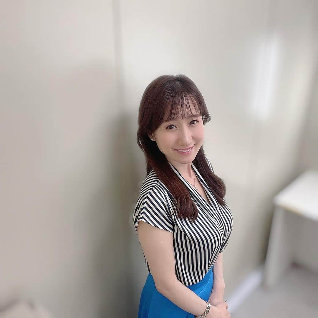 吉井明子さんのインスタグラム写真 - (吉井明子Instagram)「🌀☔️⚡️  厳しい暑さと変わりやすい天気が続く中、台風5号は、今夜には鹿児島県の奄美地方に近づく見通しです。  最新の台風情報など 「BSニュース4K＋ふるさと」 BS1・BS4K 午後11時40分〜午前0時 にてお伝えします。  番組が始まってすぐの 「ワンポイント天気」と 日付が変わる直前の 「あすに一番近い気象情報」 ぜひご覧ください✨  木曜日の放送は、ストライプのブラウスに鮮やかなシアンのスカート、少し外ハネのストレートヘアでした😌  今週最後の放送、どうぞよろしくお願いします！  #今週最後 #あすに一番近い気象情報 #台風 #気象予報士 #気象キャスター #weatherforecaster #기상캐스터　#氣象主播 #吉井明子 #nhk #bs4k #bs1 #bsニュース4kプラスふるさと #外ハネ #ストレートヘア #ストライプ #ブラウス」7月29日 14時17分 - akiko_yoshii_sunny_rain