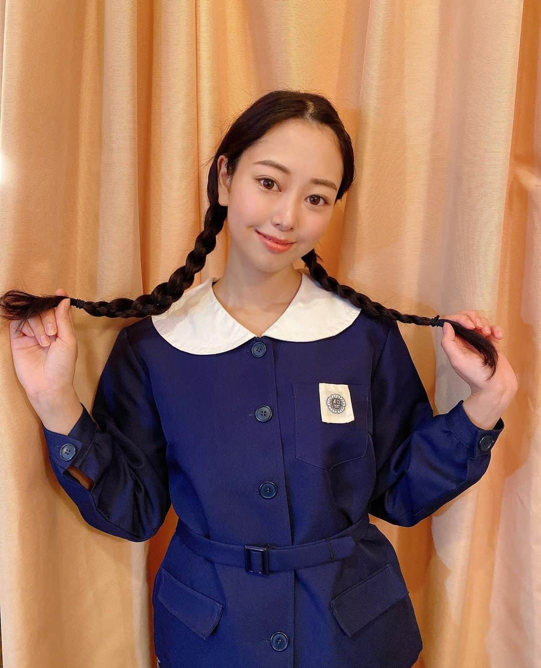 田中杏樹さんのインスタグラム写真 - (田中杏樹Instagram)「舞台 『帰って来た蛍』、 いよいよ後半になってしまいました！ このご時世で、演者スタッフ全員で 舞台に立てていること、 観に来て下さるお客様が いらっしゃることに感謝して、 31日の千秋楽まで頑張ります💪💕 当日券も若干ご用意があるので、 ぜひ俳優座にてお待ちしてます😊  そして楽屋でのオフショット🥰 戦時中のお話でみんな同じ服装の 同じ三つ編みで演じております！ なでしこ隊として、兵隊さんの お世話をしていた女学生の役です！ 幼いながらも健気に見守っている姿を ぜひ感じとってもらえれば 嬉しいです！  そして楽屋でもみんな仲良く 楽しく過ごしてます☺️✨ いい笑顔🥺💕笑 . . . . . . . . . #舞台#俳優座#帰って来た蛍」7月29日 15時10分 - tanaka_anju