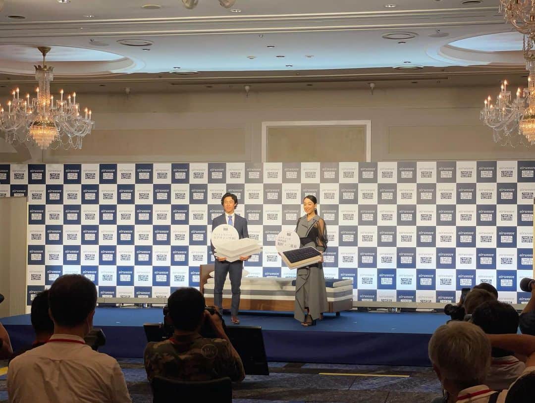 浅田真央さんのインスタグラム写真 - (浅田真央Instagram)「「エアウィーヴの新商品発表会」 ネイサン・チェン選手にお会いできて光栄でした。 これからも応援しています！」7月29日 16時25分 - maoasada2509