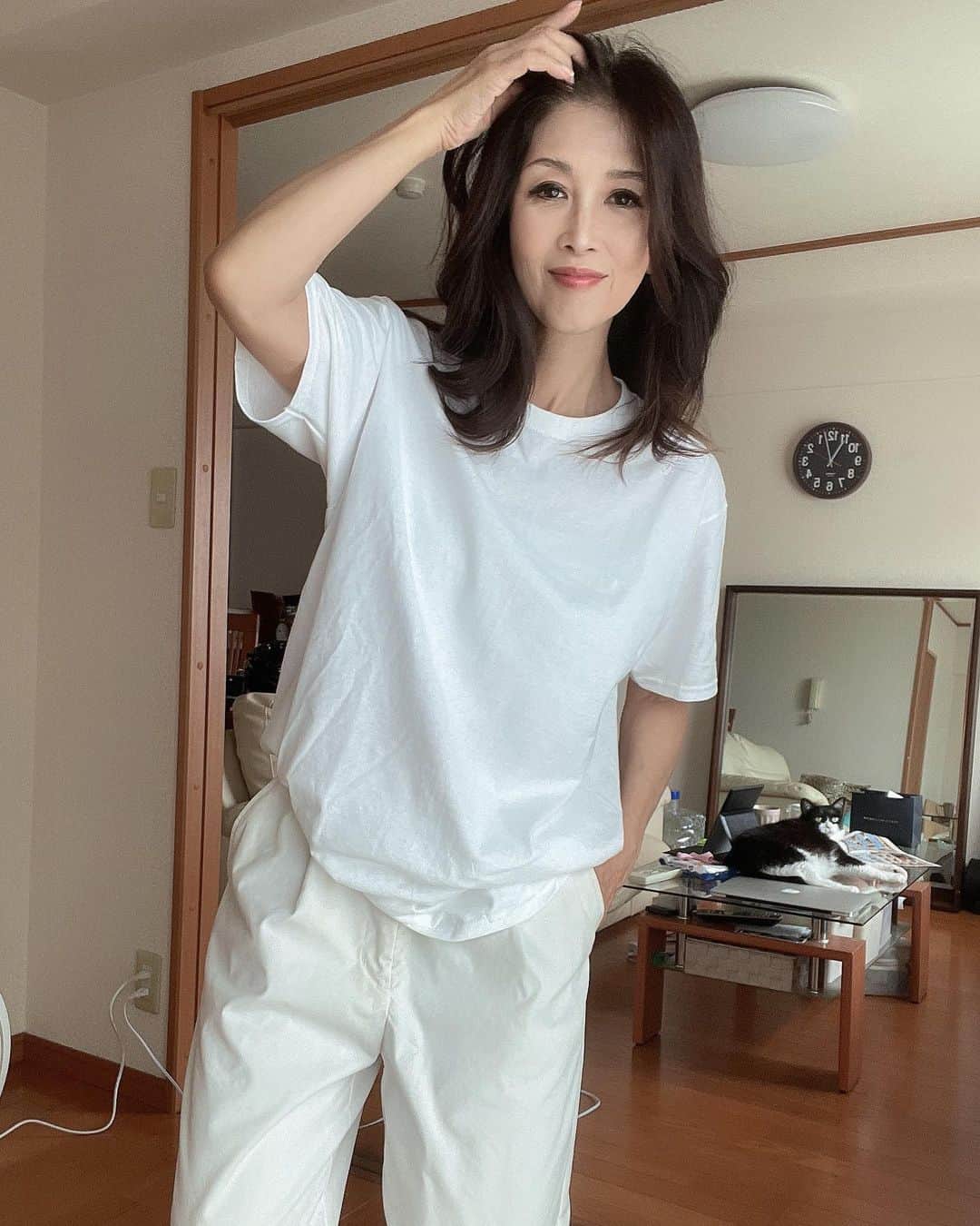 Naoko（なおこ）さんのインスタグラム写真 - (Naoko（なおこ）Instagram)「🌞 🌞 🌞 ベーシック中の ベーシック フルーツオブザルームの 真っ白Tシャツ 真っ白綿パン 戦後の体育服、、、、  ノーアクセは おばさんの 心意気だね  流行るまえに、 トレンドを 先取りするのも 好きだけど 誰も今選ばない アイテム投入するのも 好きです  なんの発表？笑笑  毎日楽しくて しあわせで 箸が転がっても おかしい お年頃です、、、  ひゃぁ〜  今日は サムライマックでも 食べてみよー  なぜなら 自分に甘いから   #ootd#fashion#style#筋トレ女子 #熊本筋トレ#筋トレ#Fitnesswear#フィットネス#Fitness#フィットネスウェア#筋トレ女子と繋がりたい #減量 #くびれ#美ボディ #アラフィフ#なおこ語録#アラフィフコーデ#筋トレ日記 #ボディメイク #50代#50代筋トレ#熊本#kumamoto #Trainingmotivation #Bodybuilding#Muscletraining #fitnessmodel#training#gymgirl#Housemusic」7月29日 16時29分 - smile_naohibi
