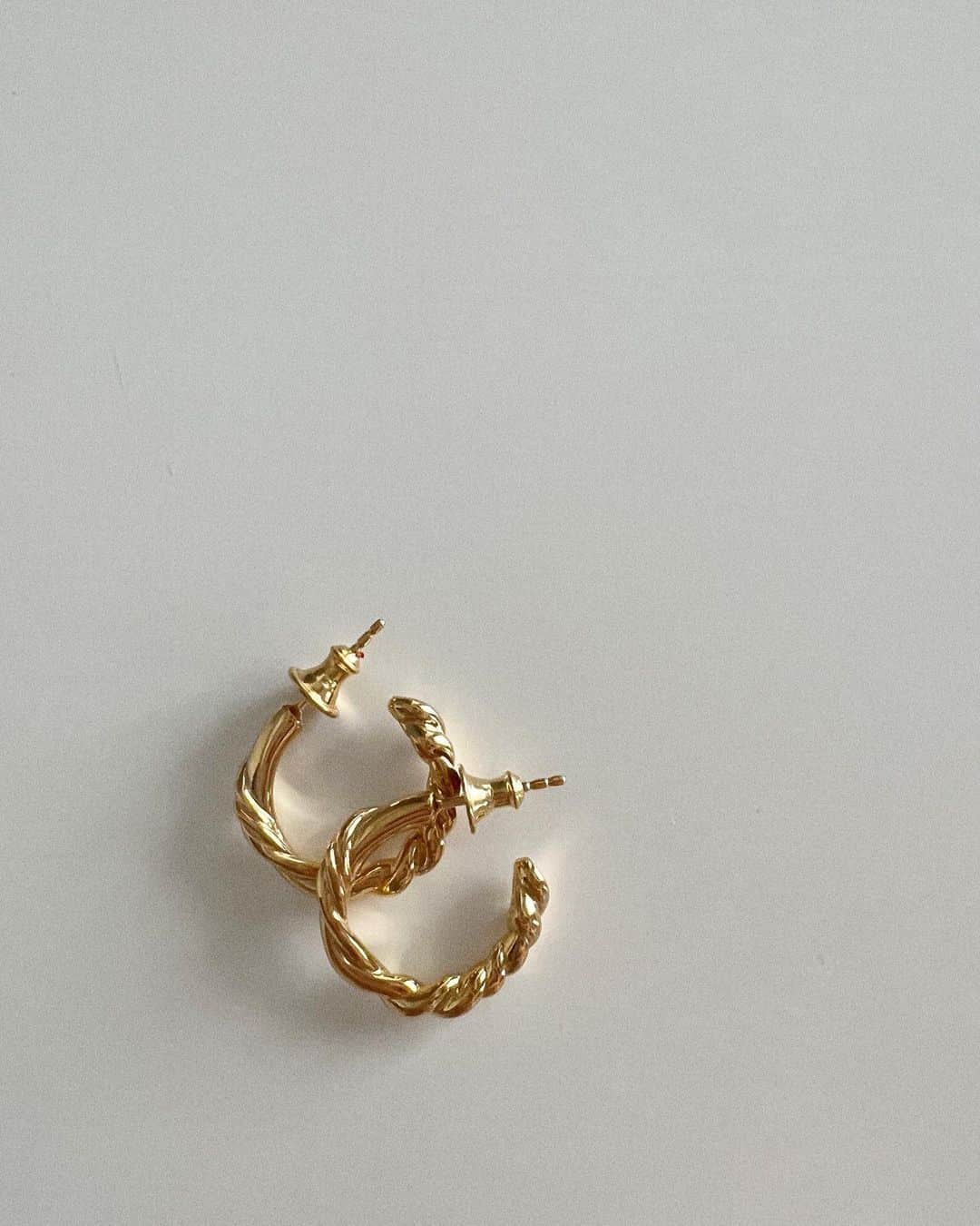鹿沼憂妃さんのインスタグラム写真 - (鹿沼憂妃Instagram)「最近めっちゃつけてるピアス♥️ ゴールドのねじねじ可愛い🫠 アクセはゴールドもシルバーもどっちも好き🫶🏻 みんなはどっち派？ . #fauvirame #フォーヴィレイム」7月29日 16時45分 - shika_0225