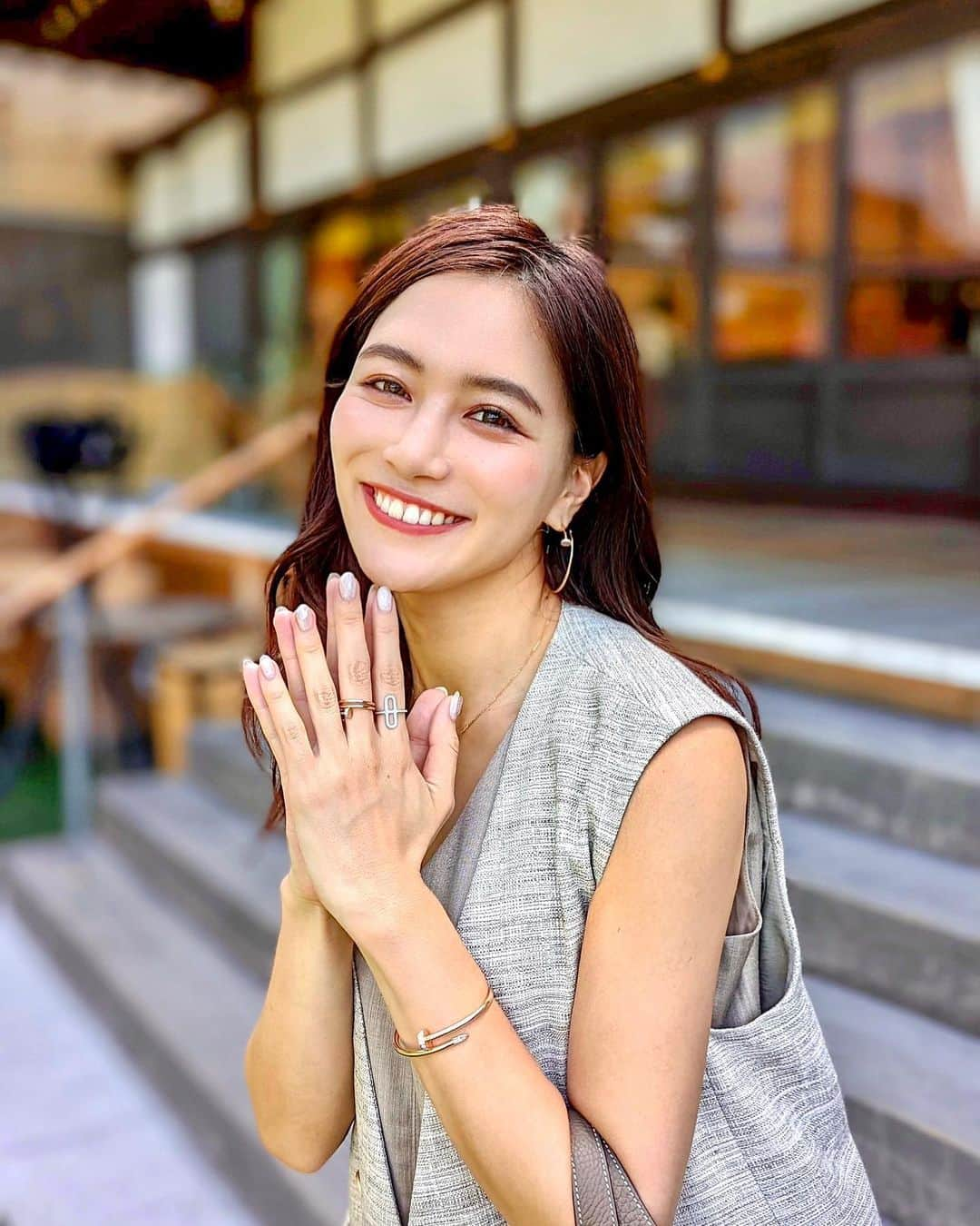 石井里奈さんのインスタグラム写真 - (石井里奈Instagram)「こんばんは💄 新しいマットな大人リップを❤️ @lancomeofficial ラプソリュ ルージュ インティマット 274 👄 . マットなのにすごくなめらかで本当に色持ちが良くて、リップ塗り直しが必要なくてよい🥹🤲 オールシーズン使える大人めカラーでおすすめです♥️ランコムのリップ大好き！ . コーデはベージュトーンでまとめました😊 jille... @diagramofficial  dress... @meri.onlinestore  sandal&bag... @hermes  お気に入りのツイリーをアクセントに❤️ . ネイルも新しく @risa.ujunail にホワイトネイルにしてもらったよん！全て違うデザインの白！毎回褒められて嬉しいのだ☺️ . #lancom #naildesign #ネイル #夏ネイル #ホワイトネイル #ラプソリュルージュ #インティマット #抜け感マット #リップ #ランコム #gifted」7月29日 19時06分 - ri7tin1025