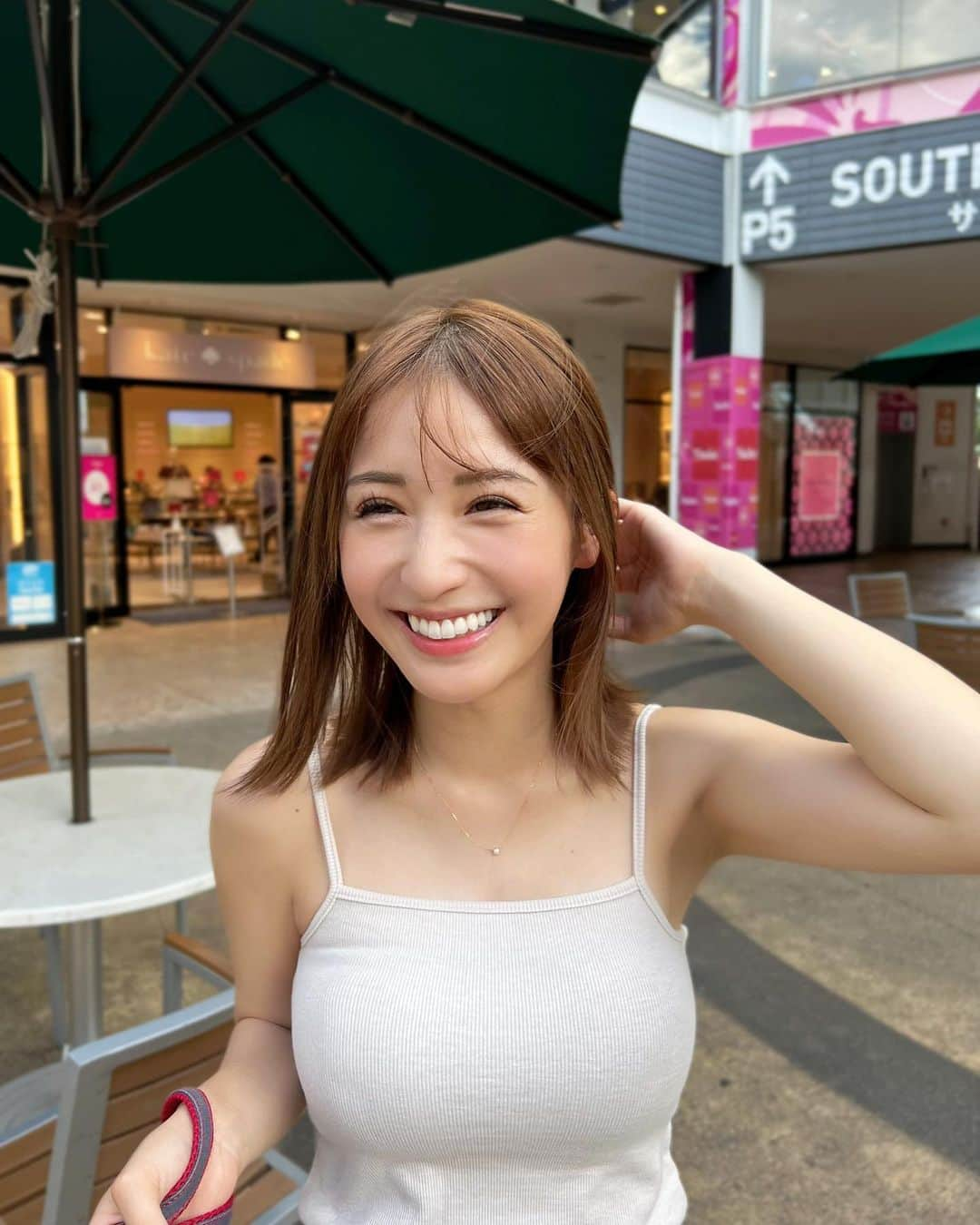 伊藤愛真さんのインスタグラム写真 - (伊藤愛真Instagram)「あらやだ、脇のはみ肉どうにかしてください😀 . どちゃくそ笑顔だと 目は三日月、鼻は矢印ってよくいわれます！ . どちゃくそ笑顔すぎて初めてこんなの載せるので 何がなんでも褒めてください…🥹🤍笑 . . . . . タグ乱用  #japan#japanese#outlet#sweat#sweater#ootd#오오티디#오오티디룩#韓国ファッション#スウェットパンツ#スウェットコーデ#キャミソール#夏服コーデ#GRL#ストリート系女子#ストリートファッション#ストリートコーデ#カジュアルコーデ#カジュアル#サンダル#デニムコーデ#オールインワン#セットアップ#入間アウトレット#入間#入間市#japanesegirl」7月29日 19時42分 - __emagram