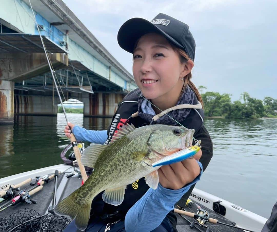 あさいあみさんのインスタグラム写真 - (あさいあみInstagram)「YouTube あみちゃんのもっと釣りたい🎣  最新話公開しました〜❣️  なんと、今回のあみ釣りは緊急企画🎣 急遽ですが、あみ釣りでバス釣り始めました〜🎣  しかも琵琶湖でできるなんてめちゃくちゃ嬉しい😆  急遽でしたが、黒須さんに手取り足取り教えて頂き 琵琶湖を堪能させていただきました😚  バス釣り始めるきっかけの動画になればと思います❣️❣️  みてね〜❣️  ⁡ ⁡  #asian#Japanese#girl#instagood#ig_japan#ガチ釣りガール#釣りガール#釣り好き#ガチ釣り#アングラードル#duel#hardcore#yozuri#チームduel #あみちゃんのもっと釣りたい#あみ釣り#あさいあみ #fishing #fishinggirls#shimano# #zeque #釣り#낚시여자#갂시좋아#YouTube#琵琶湖#ブラックバス#滋賀県」7月29日 20時10分 - asai_ami