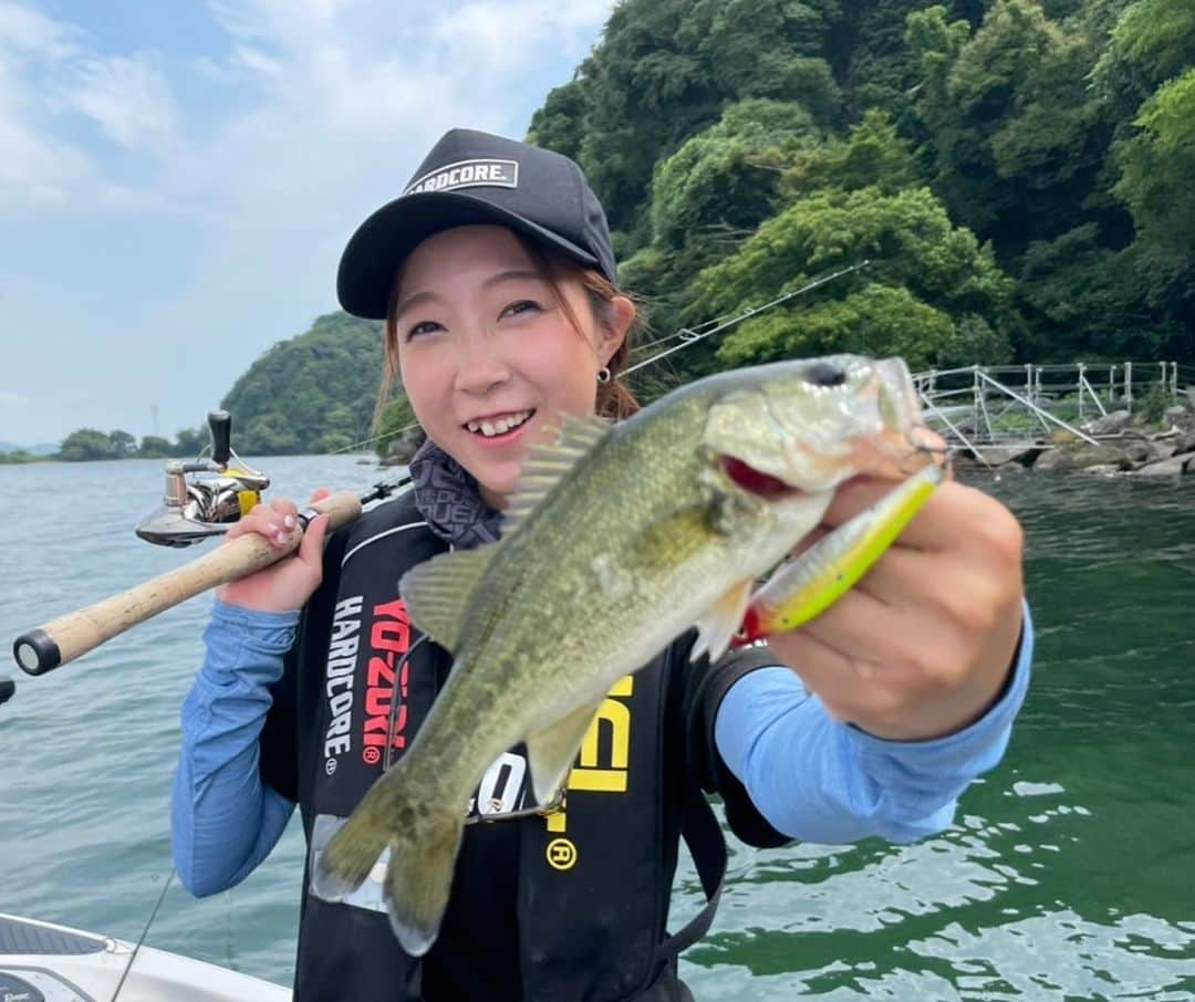 あさいあみさんのインスタグラム写真 - (あさいあみInstagram)「YouTube あみちゃんのもっと釣りたい🎣  最新話公開しました〜❣️  なんと、今回のあみ釣りは緊急企画🎣 急遽ですが、あみ釣りでバス釣り始めました〜🎣  しかも琵琶湖でできるなんてめちゃくちゃ嬉しい😆  急遽でしたが、黒須さんに手取り足取り教えて頂き 琵琶湖を堪能させていただきました😚  バス釣り始めるきっかけの動画になればと思います❣️❣️  みてね〜❣️  ⁡ ⁡  #asian#Japanese#girl#instagood#ig_japan#ガチ釣りガール#釣りガール#釣り好き#ガチ釣り#アングラードル#duel#hardcore#yozuri#チームduel #あみちゃんのもっと釣りたい#あみ釣り#あさいあみ #fishing #fishinggirls#shimano# #zeque #釣り#낚시여자#갂시좋아#YouTube#琵琶湖#ブラックバス#滋賀県」7月29日 20時10分 - asai_ami