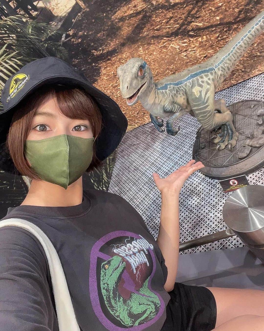 藤井マリーさんのインスタグラム写真 - (藤井マリーInstagram)「🦖🦖  公開初日朝イチでいきました！  子供のときからシリーズ全部が大好きでセリフもほとんど覚えるくらい 何度も何度も無限ループしてる作品！！  ネタバレになっちゃうので詳しくは書けませんが、 歴代キャスト大集結の場面は自然と涙が😭😭 オマージュ部分も沢山あって今まで愛され続けた過去作の魅力もぐっと詰まっていて最高でした！！  公開前からやっていたジュラシックワールドPOPUPにも行かせていただいて、恐竜付けな日々に幸せです！！  劇場グッズ爆買いしたのでお財布が寂しいので頑張って働きます💪 パワーチャージ完了！！  そろそろユニバにも行かなくちゃ🌍 子供の頃アメリカのユニバで買ってもらった恐竜の頭の水筒も今度のせます✌︎多分レアもの！  #ジュラシックワールド新たなる支配者   #jurassicworld #jurassicpark #jurassicworlddominion #恐竜 #恐竜女子 #映画 #movies   定期プロフィール🥀  #くびれ 55cm #おしり 1m #砂時計くびれ  #レースクイーン #グラビアアイドル #タレント #骨格ストレート #ボクシング女子 元 #美容部員 #ショートカット #japanesegirl #藤井マリー #instagood」7月29日 21時01分 - fujimary_6