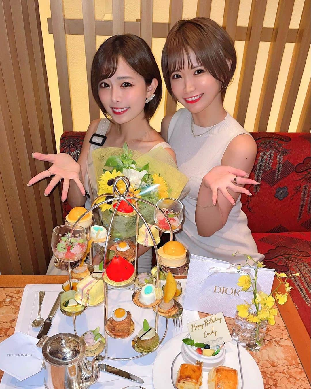 相良ましろさんのインスタグラム写真 - (相良ましろInstagram)「. シンディちゃんのお誕生日お祝いしてきました🫶 ペニンシュラのマンゴーアフターヌーンティー からの猫カフェでまったり癒され🐈💛🤍 私にお祝いさせてくれてありがとうございます🥹🥹💓💓  シンディちゃんといると、楽しいのはもちろん仕事への熱意や向上心が凄くあって、勉強になるし刺激されて私も頑張ろうといつも気付かせてくれます😌！ ほんとに尊敬してる存在です👧❤️  この日のシンディちゃんも天使のように可愛かったなぁ🥲❤️‍🔥  8月のビッグイベントも楽しみっ-⁽ -´꒳`⁾-✨️🌻  最後に可愛いが詰まった動画あります。笑  . #ペニンシュラ東京 #マンゴー #アフターヌーンティー #AT #ペニンシュラアフタヌーンティー #バースデーサプライズ #happybirthday #シンディ #ショートヘア #ショートカット #猫カフェ #猫耳 #猫カフェmocha #東京カフェ #日比谷カフェ #ヌン活」7月29日 21時09分 - mashiro_sagara