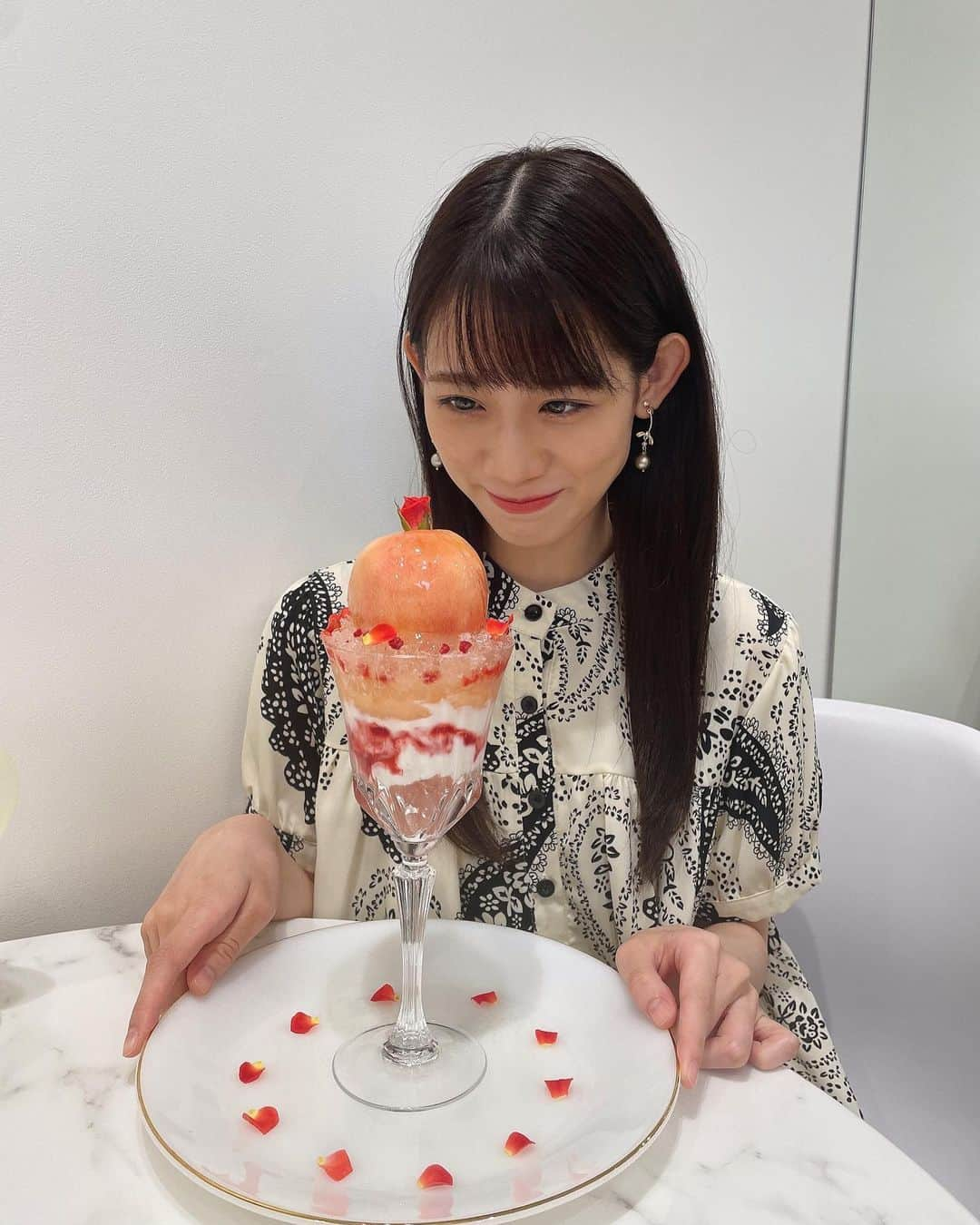 秋本帆華さんのインスタグラム写真 - (秋本帆華Instagram)「. 食べるのもったいない〜💓 ずっと眺めてたい〜💓 って言いながら 食べ始めたら一瞬でペロリ😋  見た目もお味も最高でした🍑🍒  #ほのハル秘密のデート #スイーツギャラリーアマンダ #名古屋スイーツ」7月29日 21時36分 - honoka_akimoto_official