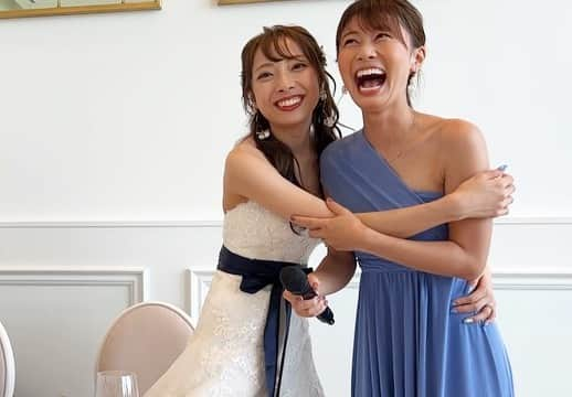 河谷麻瑚さんのインスタグラム写真 - (河谷麻瑚Instagram)「.  カナの結婚式では、　 ちょこっと司会させてもらいました💕😍　 　 新郎新婦の大好きな友達3人に　 サプライズインタビューー😍　 めちゃめちゃ盛り上がりました☺️💍！！！　 どの写真もカナ・マコ楽しそう！🥰　 そしてカナにハグされたマコの顔😆😆笑笑　 　  笑って飲んで歌って踊って、　 忘れられない１日となりました🤩💕　 　 　　 #沖縄#美らの教会#沖縄結婚式#ブライズメイド#花嫁#結婚式#結婚#早稲田#ドンクラ#オリオンビール#オリオン#島唄ライブ#司会#サプライズ#インタビュー#ともちゃん#お風呂」7月29日 21時44分 - makokawatani