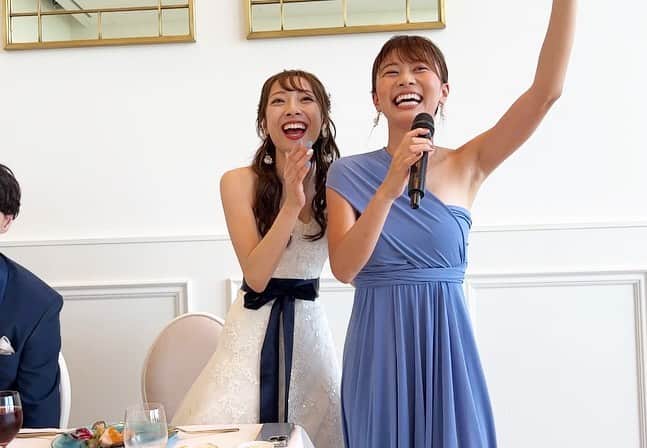 河谷麻瑚さんのインスタグラム写真 - (河谷麻瑚Instagram)「.  カナの結婚式では、　 ちょこっと司会させてもらいました💕😍　 　 新郎新婦の大好きな友達3人に　 サプライズインタビューー😍　 めちゃめちゃ盛り上がりました☺️💍！！！　 どの写真もカナ・マコ楽しそう！🥰　 そしてカナにハグされたマコの顔😆😆笑笑　 　  笑って飲んで歌って踊って、　 忘れられない１日となりました🤩💕　 　 　　 #沖縄#美らの教会#沖縄結婚式#ブライズメイド#花嫁#結婚式#結婚#早稲田#ドンクラ#オリオンビール#オリオン#島唄ライブ#司会#サプライズ#インタビュー#ともちゃん#お風呂」7月29日 21時44分 - makokawatani
