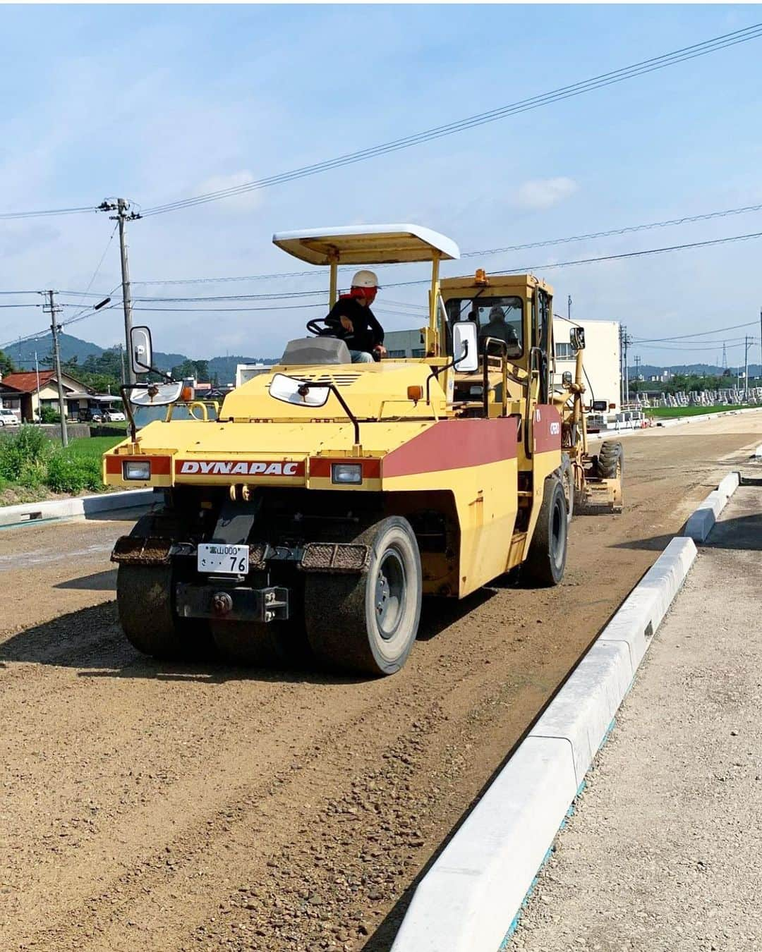 得あゆさんのインスタグラム写真 - (得あゆInstagram)「世界一尊敬するお母さんです🧑🏻☀️(超久しぶりの登場)  お母さんは若い頃から持病があり、 3日に1回病院に行く生活をしています。 ですが写真を見てわかる通り、 見た目じゃ持病があるとは思えないんです。 本当に太陽みたいな人です☀️🧑🏻 こんなにポジティブで他人の悪口を言わない 元気な人に出会った事がないんです。  かなりのハンデを抱えながらも、子育てをしながら、 お仕事もバリバリ毎日しています。 今でも会社に毎日行って働いています。  そんなお母さんを見て育った私は 『お母さんみたいになれたら良いな』 って言葉を言えたらいいんだけど、 『お母さんみたいにはなれないな…』 って言うのが本音です。。 (少しでも近づけたら嬉しいなとは思ってるけどね。笑)  まだまだ私は子育てもお仕事も お母さんの足元にも及びませんが、私が毎日 頑張れているのはそんな母を見てきているからだと思います。 だからどんなに辛くても、 一歩一歩諦めないで進んでいけば 乗り越えられないものはないと思っています🔥  母にはもっと色んなことで恩返しできたらいいんだけど、 『あゆみが元気に生きている事こそが親孝行だよ。あゆみが 感じてきた事をあゆみの子供に同じ様にしてあげてね。』 と言われた言葉が本当に心に刺さっていて✨ 私はこれから自分の子供に母から貰ったように たくさんの愛を注いでいきたいと思っています。✨✨✨  …となんか珍しく長文？長々と語ってしまいましたが、、、 私には母の存在が日々の原動力なのです💪🏻🔥  そんな母との写真は実家の会社で撮ったものなのですが 私の実家は知ってる方もいらっしゃると思いますが 建設会社をやっています。  　@tokunokk   富山県で一緒に働きたい人を募集してます！ 建設、土木に興味のある方、未経験の方も！ 是非よろしくお願いします！  これから楽しいイベントも始まるみたいで 私も楽しみにしてます✨ 気になる方は是非 @tokunokk にdmしてみて下さい！  #得能建設工業#富山#建設業  ・ ・ ・ ・ ・ ・ ・ ・ ・ ・ ・ ・ ・ ・ #親子#お母さん#母#お母さんありがとう#得能#建設#建設現場#建設業を盛り上げよう#土木#土木工事#家族#会社#実家#富山県#南砺市#南砺市福光#福光#制服#娘#自営業#家族経営#toyama#富山観光#親孝行#尊敬する人#工事#工事現場」7月29日 21時58分 - tokuayu819