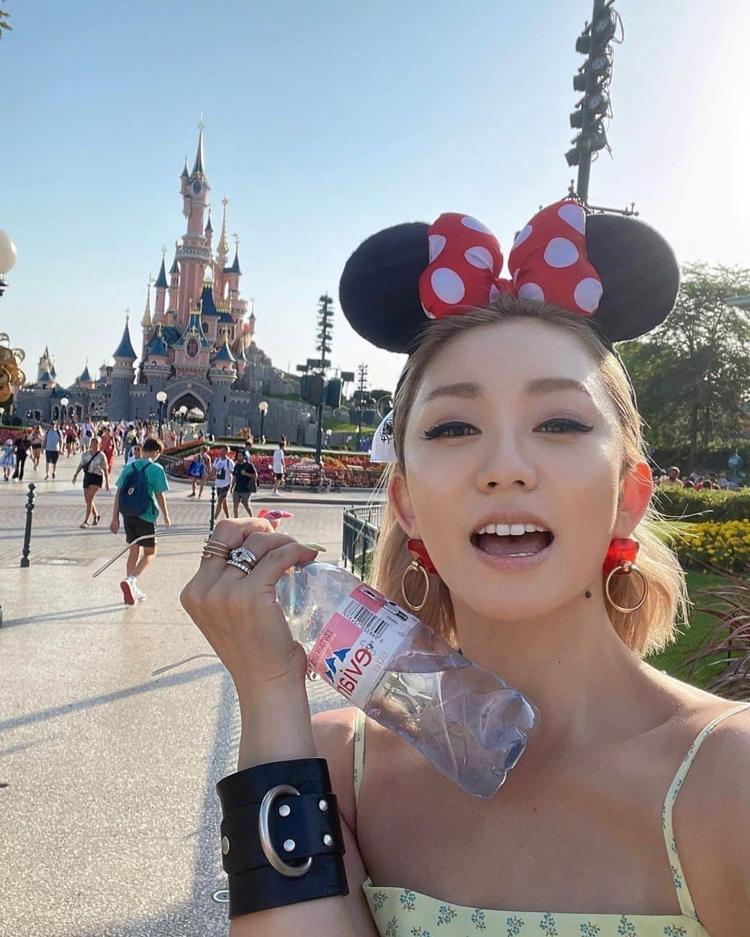 倖田來未さんのインスタグラム写真 - (倖田來未Instagram)「. おパリ🇫🇷 ディズニーランドin Paris!!! レミーの美味しいレストランへ行きたくてどーしてものやつ！ ⁡ で、行った日もまたまた炎天下。 水、ペットボトル山ほど飲んだの巻！！ ⁡ #france #paris #disneyland #レミーのおいしいレストラン #kodakumi #倖田來未」7月29日 22時21分 - kodakumi_official