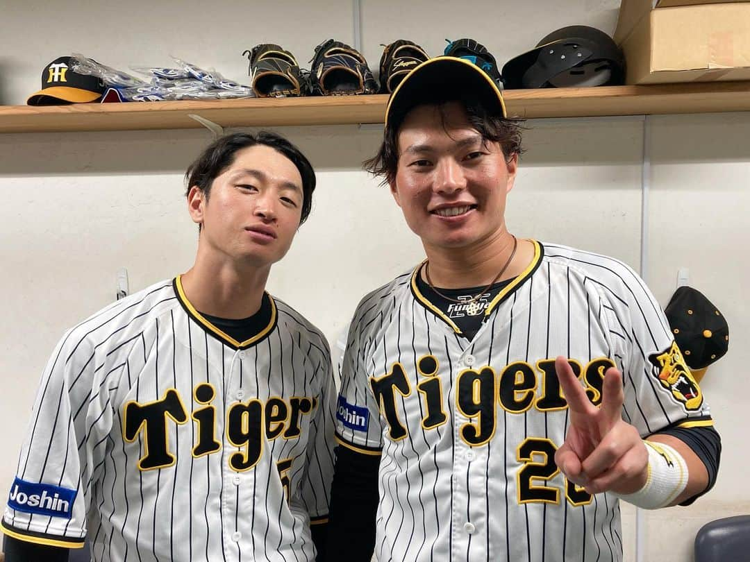 阪神タイガースさんのインスタグラム写真 - (阪神タイガースInstagram)「先制タイムリーを打った近本選手と、代打で技ありのバスターを決めた北條選手！今日誕生日の北條選手、石井大智選手とのツーショットも📸 #近本光司 選手 #北條史也 選手 #石井大智 選手 #happybirthday  #バースデーバスター #阪神タイガース  #イチにカケル！」7月29日 22時39分 - hanshintigers_official