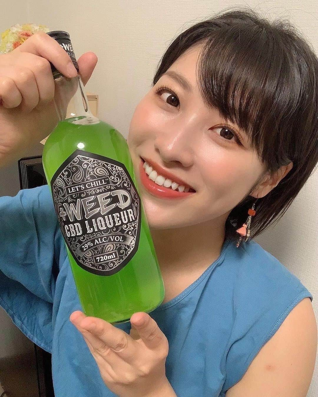 春原未来さんのインスタグラム写真 - (春原未来Instagram)「CBDのリキュールが気になりすぎて飲んでみた！ プラスウィード（ @plusweed_grbw ）の商品なんだけど,色がグリーン🟢でジュースみたい！度数29％がどんなもんか試してみたかったから,あえて氷なしでキンキンに冷やしたリキュールとエナジードリンクを合わせてみたんだけど🤣かなり甘くて,アルコール度数もっと低いんじゃない？！って感じるくらいとっても飲みやすかった😋 ジュース感覚で飲めちゃうヤバいやつ✌️😎 だから,カラオケで飲み歌の時とかぴったりそう😆みんなもやってみてー💚  #春原未来 #プラスウィード #パリピ酒 #CBD #CBDリキュール #リキュール #カクテル #お酒 #ショット #ドンキで買える #paidpartnership #お酒好き女子 #飲酒タグラム」7月29日 22時45分 - sunohara_miki