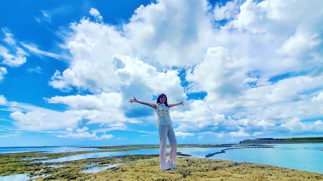 Machicoさんのインスタグラム写真 - (MachicoInstagram)「お仕事で沖縄に来ているよ☀️ 気持ちが良いくらいの青空と海🏖️  おすそわけ～🎀 #Machico #沖縄」7月30日 0時44分 - machico_3s25