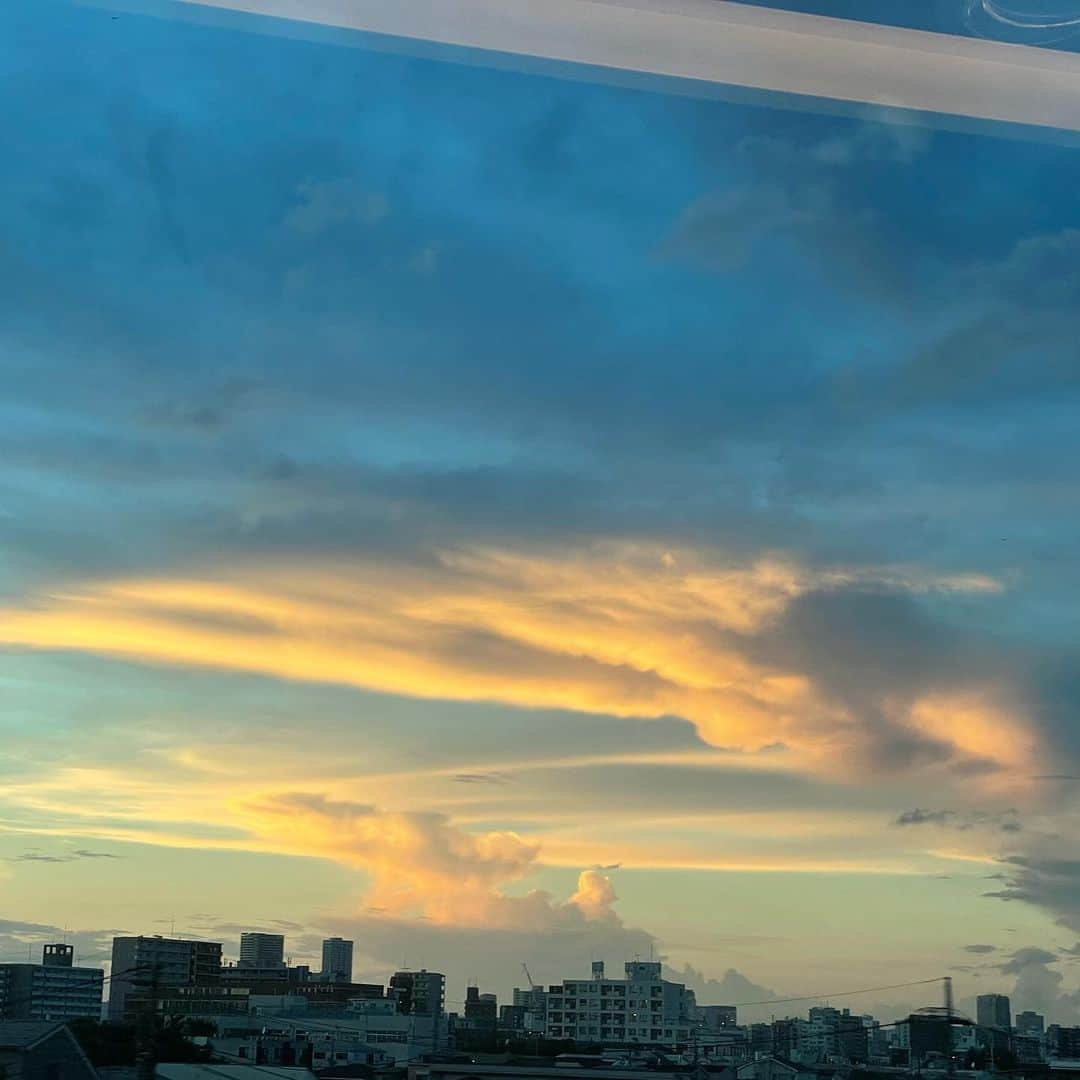 石田ゆり子さんのインスタグラム写真 - (石田ゆり子Instagram)「夏の夕暮れ。 みたこともないような ミルキーなピンク色の 夕焼け雲でした。 他の３枚は、東京に戻る途中に新幹線から撮った空。 空を見るのが好きなんですよ。しょっちゅう空を見てる。」7月30日 7時15分 - yuriyuri1003