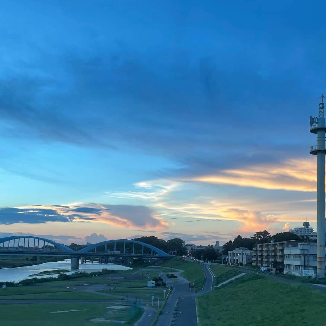 石田ゆり子さんのインスタグラム写真 - (石田ゆり子Instagram)「夏の夕暮れ。 みたこともないような ミルキーなピンク色の 夕焼け雲でした。 他の３枚は、東京に戻る途中に新幹線から撮った空。 空を見るのが好きなんですよ。しょっちゅう空を見てる。」7月30日 7時15分 - yuriyuri1003