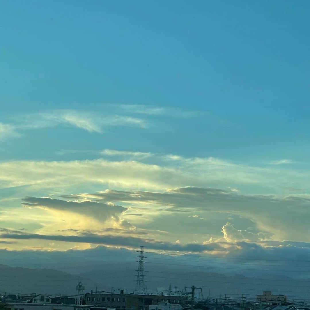 石田ゆり子さんのインスタグラム写真 - (石田ゆり子Instagram)「夏の夕暮れ。 みたこともないような ミルキーなピンク色の 夕焼け雲でした。 他の３枚は、東京に戻る途中に新幹線から撮った空。 空を見るのが好きなんですよ。しょっちゅう空を見てる。」7月30日 7時15分 - yuriyuri1003