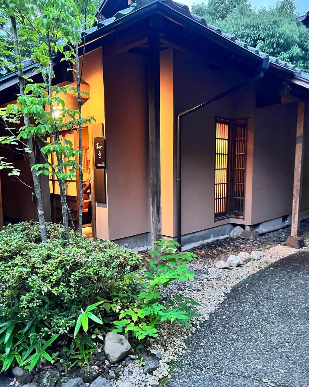 橘リンさんのインスタグラム写真 - (橘リンInstagram)「湯布院の温泉旅館 【由布院 梅園 GARDEN RESORT】  由布岳の雄大な自然の中、 ゆったりと佇む温泉旅館。  離れの客室に宿泊したんだけど、 プライベートな空間でとてもゆっくりできた🤍 そしてお部屋に贅沢なお風呂があったよ🥺  都会から離れてのんびりと 景色、空気、香り、音に癒されました🌱  ロビーラウンジでは19:30〜21:00まで ソフトドリンク、アルコールが無料で利用できるので 温泉あがりに利用するのがオススメ❣️  PR @yufuin.baien #湯布院宿泊 #湯布院旅館 #湯布院旅行 #大分旅館 #大分ホテル #大分旅行 #由布院梅園 #湯布院ホテル #トリドリベース #ママコーデ #プチプラコーデ #グレイル #grl」7月30日 9時28分 - rincharon